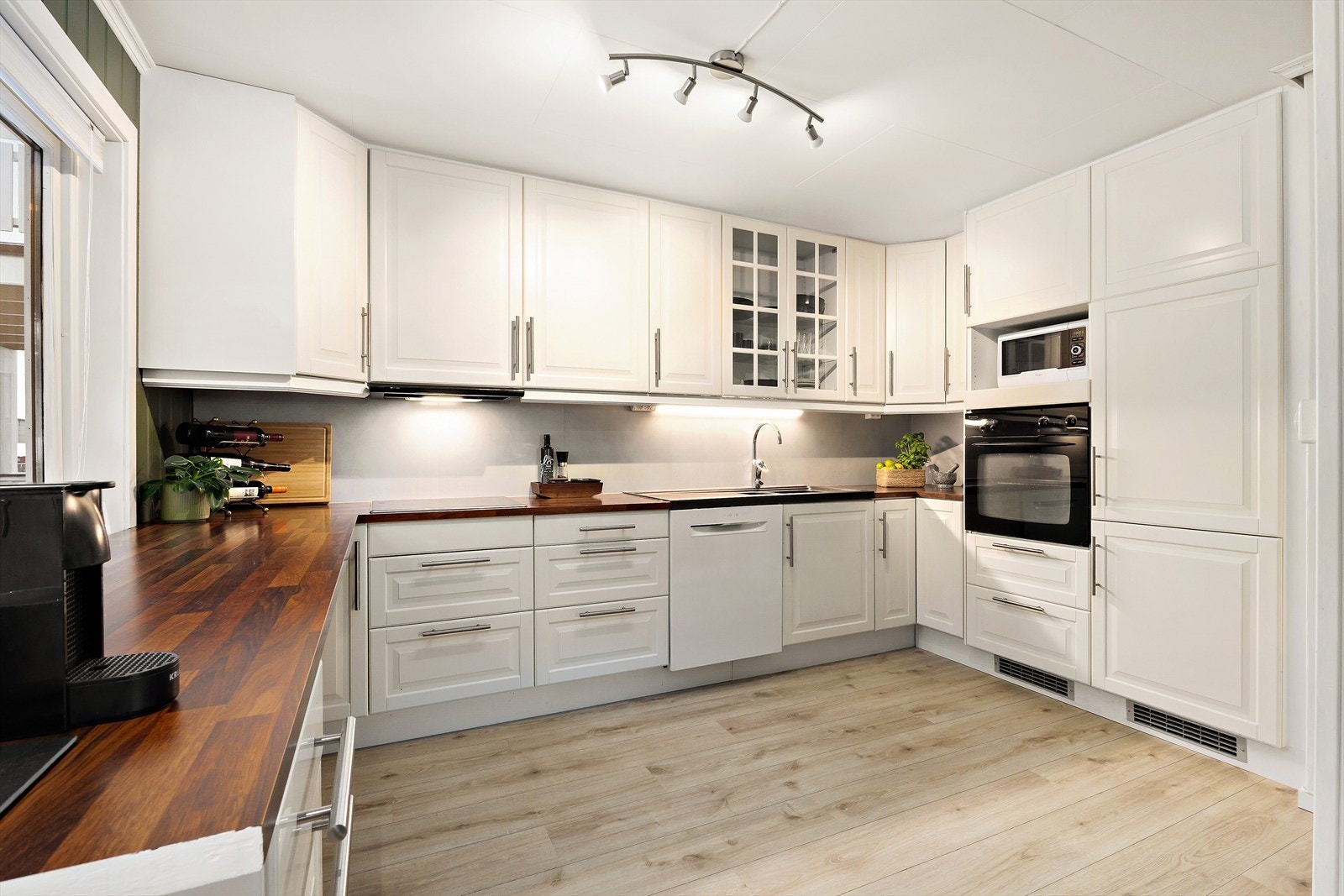 Lyst og praktisk kjøkken med gjennomtenkt planløsning, rause oppbevaringsmuligheter, og god plass til hyggelige matlagingsstunder. Galleribilde