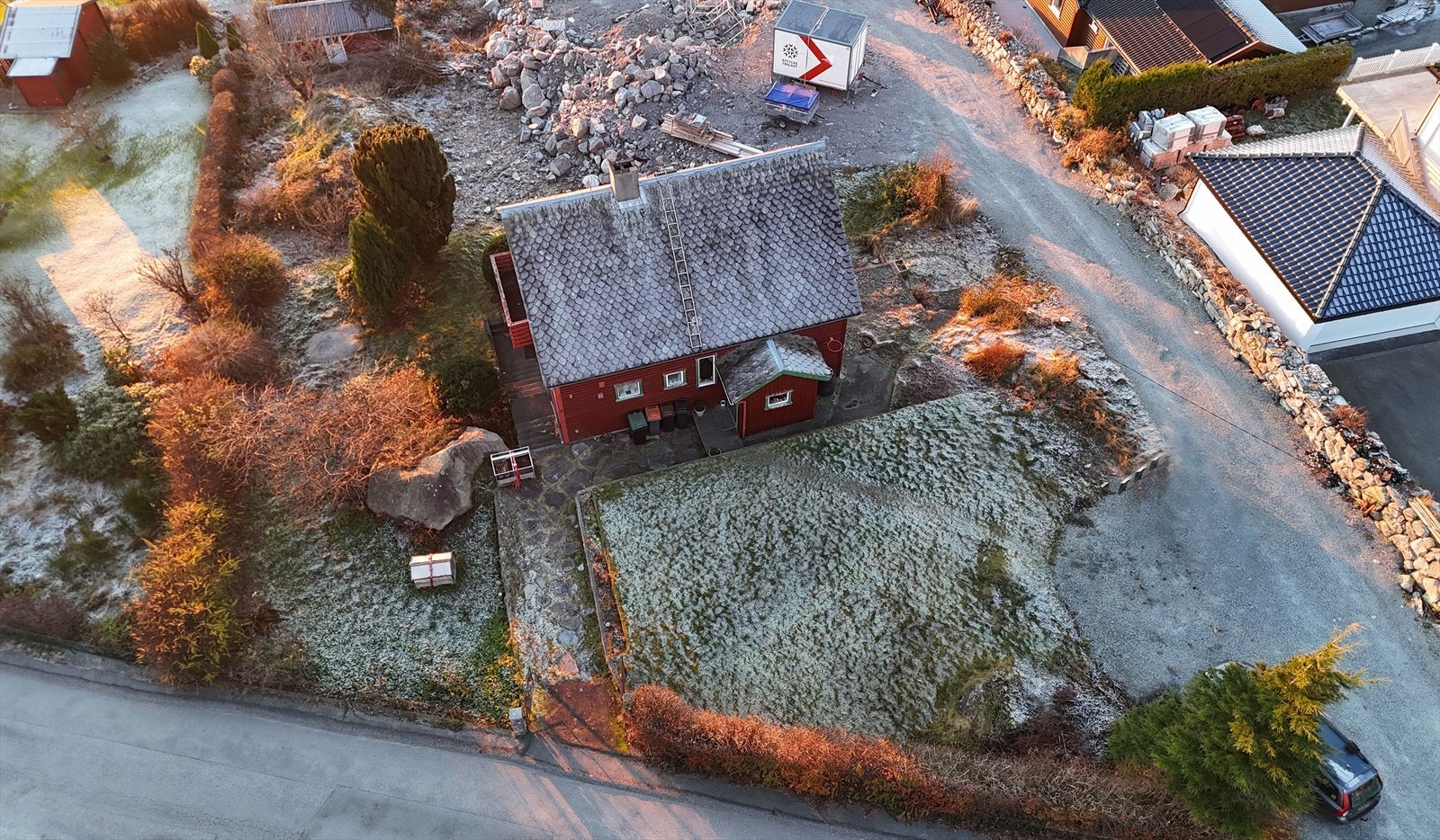 Eiendommen har en romslig tomt på 744 kvm med mange muligheter Galleribilde