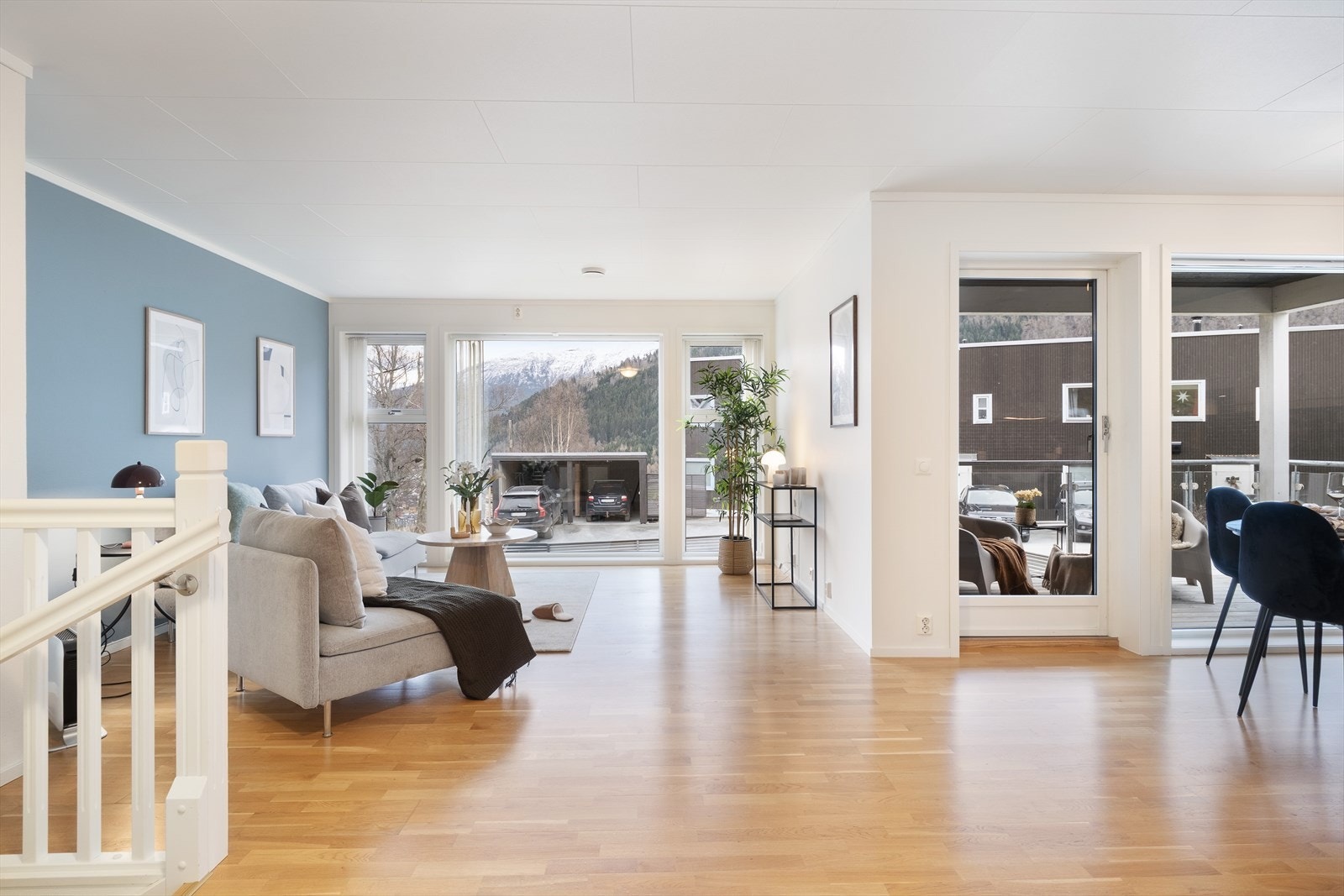 Stova har ei open løysing mot kjøkkenet og kan lett innreiast med både sitte- og etegruppe. Her er det god plass til å ta imot gjester. Galleribilde