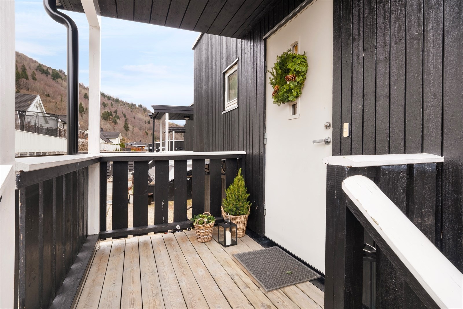 Bustaden har lett tilkomst frå bakkeplan via kort trapp og overbygd inngangsparti. Galleribilde