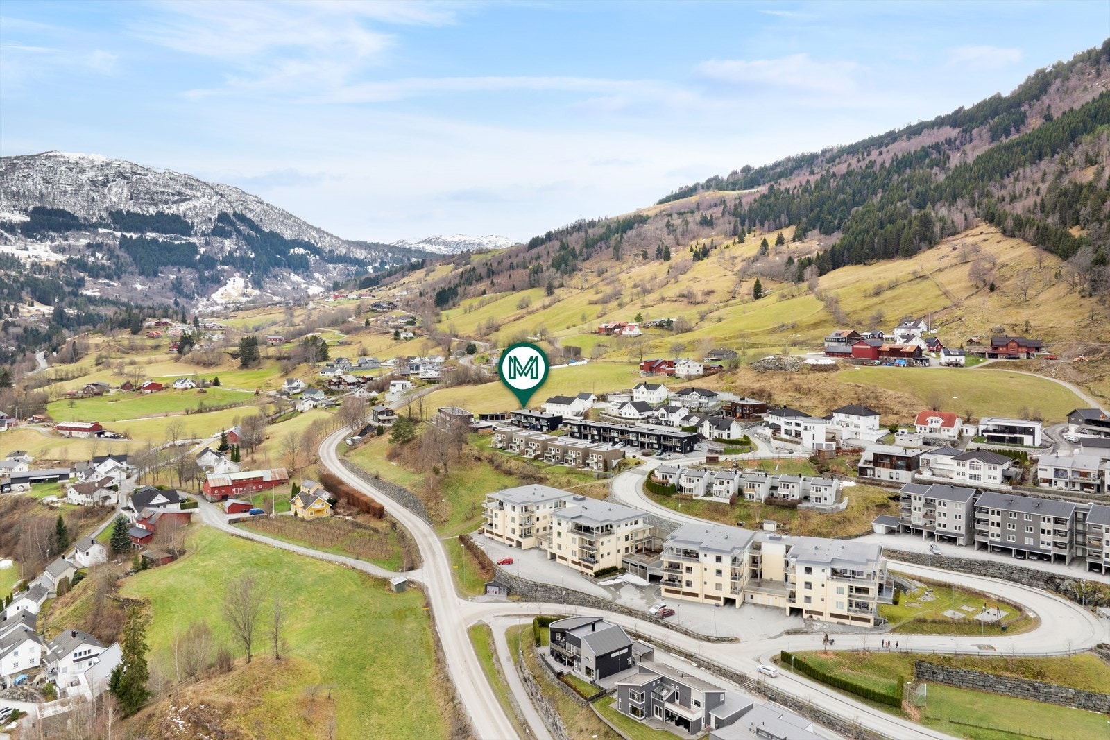 Storeåkeren er eit etablert og roleg bustadområde med gåavstand til sentrum, barnehage, skule og Fosshaugane Campus. Frå huset er det fine og varierte turar opp mot Bjeldastølen, Åberge, Høllsete mm. Galleribilde