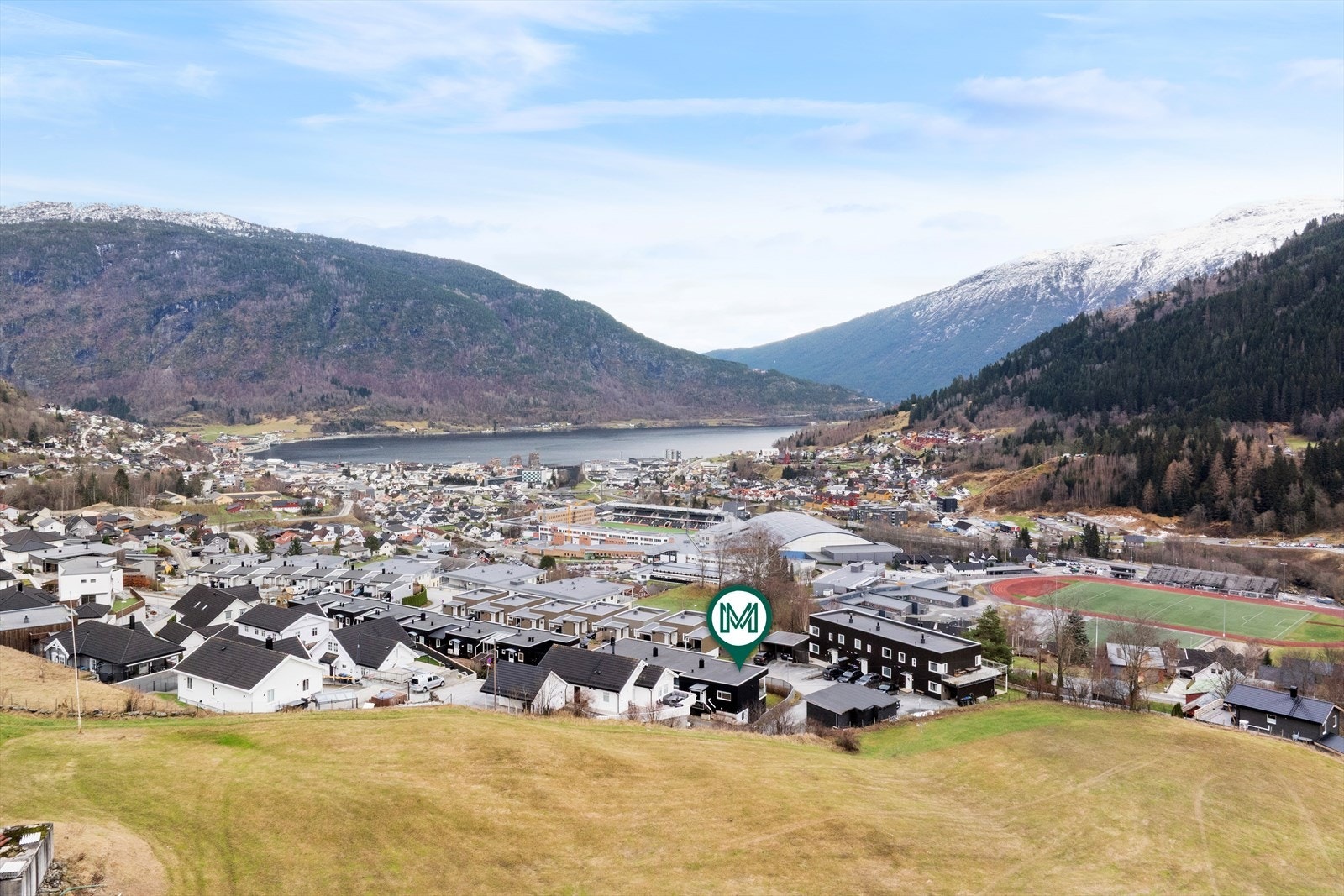 Eigedomen ligg på Gurvin/Kvåle/Solsida omlag 2 km frå Sogndal sentrum. Det tek 10 minutt å gå til Fosshaugane Campus og og 15 minutt til Fosshagen barnehage og Trudvang skule. Galleribilde