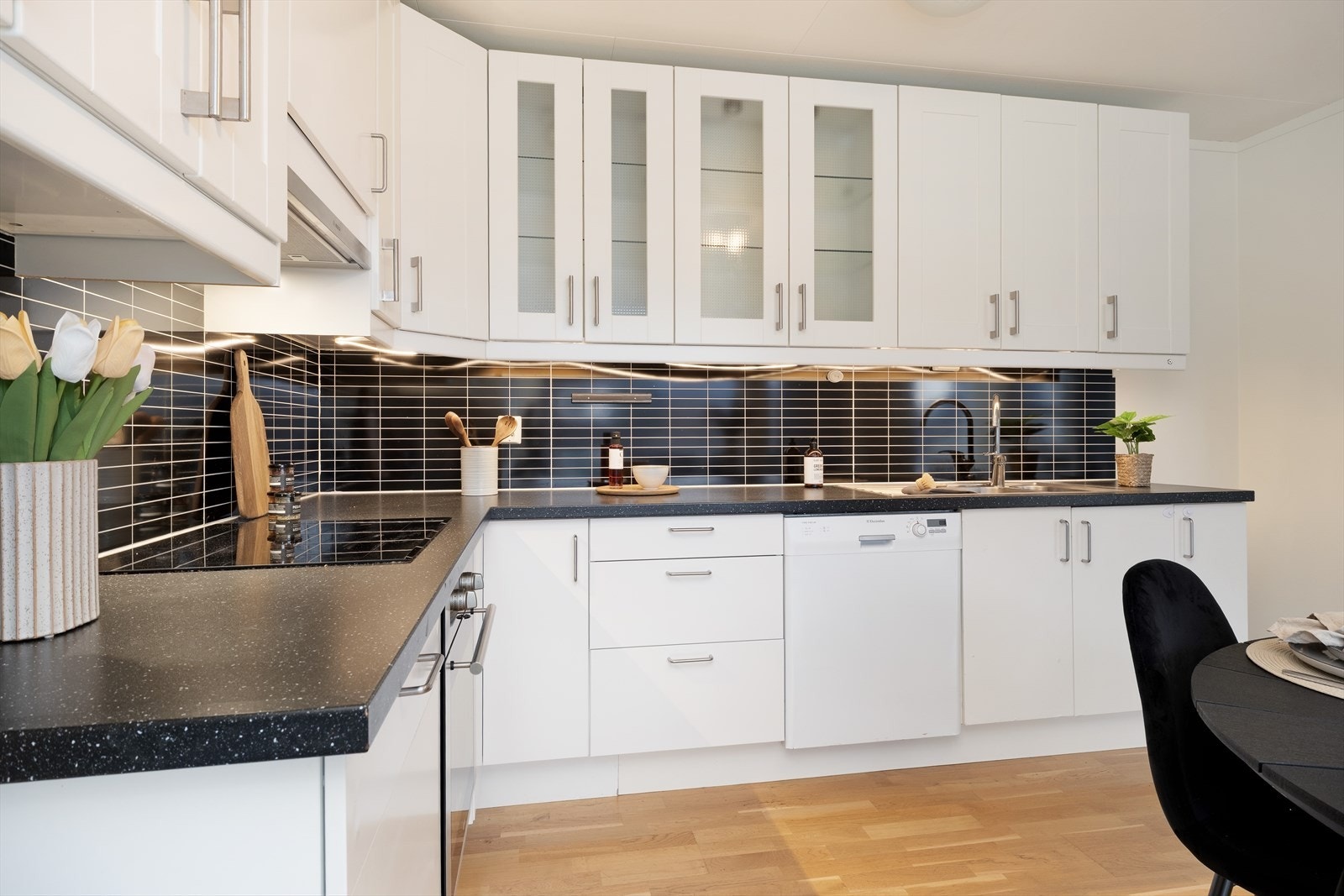 Det er nytta kjøkkenplater på vegg mellom overskåp og benkeskåp som beskyttelse. Frå kjøkkenet er det også tilkomst ut til overbygd altan. Galleribilde