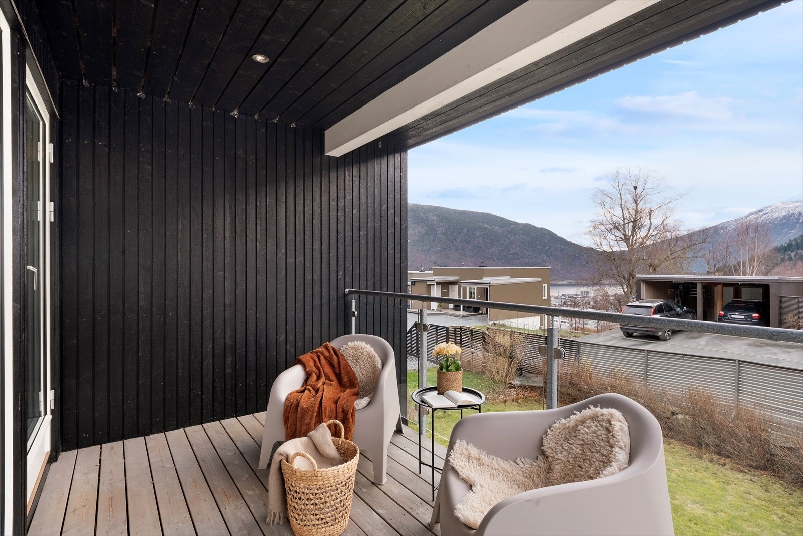 Her er det fint å sitte å nyte utsikta av fjell og fjord. God plass til sittegruppe og ein plass ein kan kose seg. Altanen har tilkomst frå kjøkkenet. Galleribilde