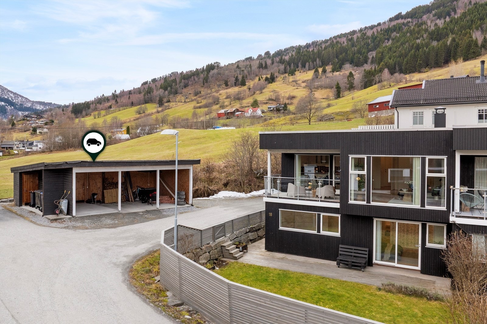 I tillegg så er det oppført ein felles carport der kvar eining disponerer parkeringsplass og bod. Galleribilde