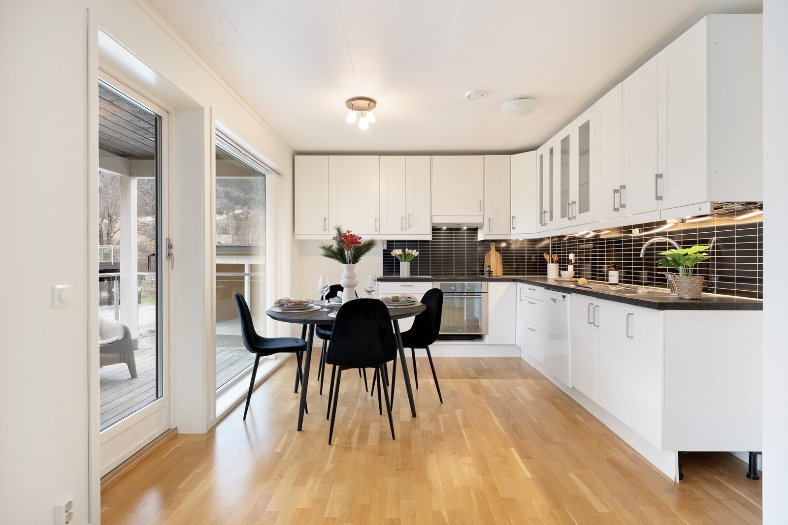 Kjøkkenet som er ein del av stova, har innreiing som er dels som glatt og dels med profil. Benkeplata er av laminat. Galleribilde