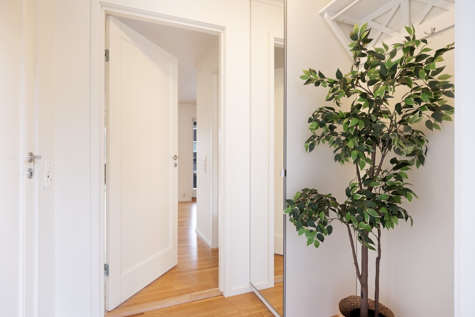 Velkommen inn! Vindfanget har plass til oppbevaring av både ytterklede, sko o.l. Galleribilde