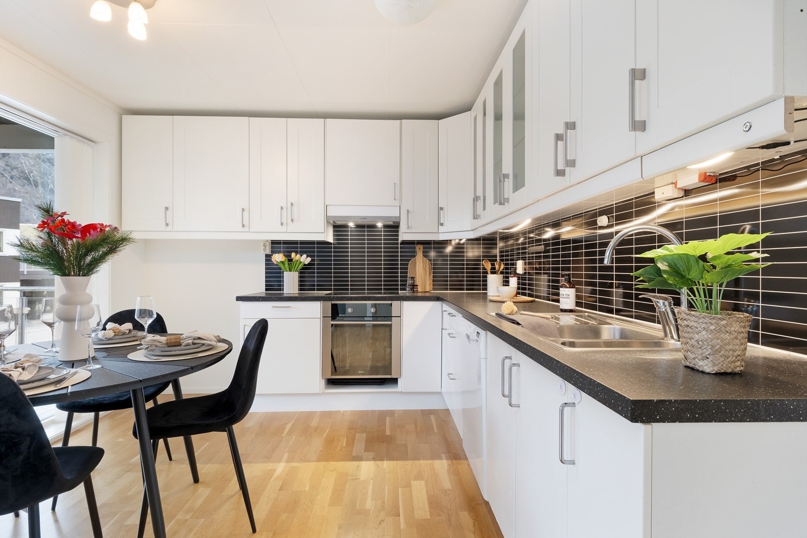 Det er integrert steikeomn, oppvaskmaskin og induksjonskoketopp, plass for kjøleskåp. Galleribilde