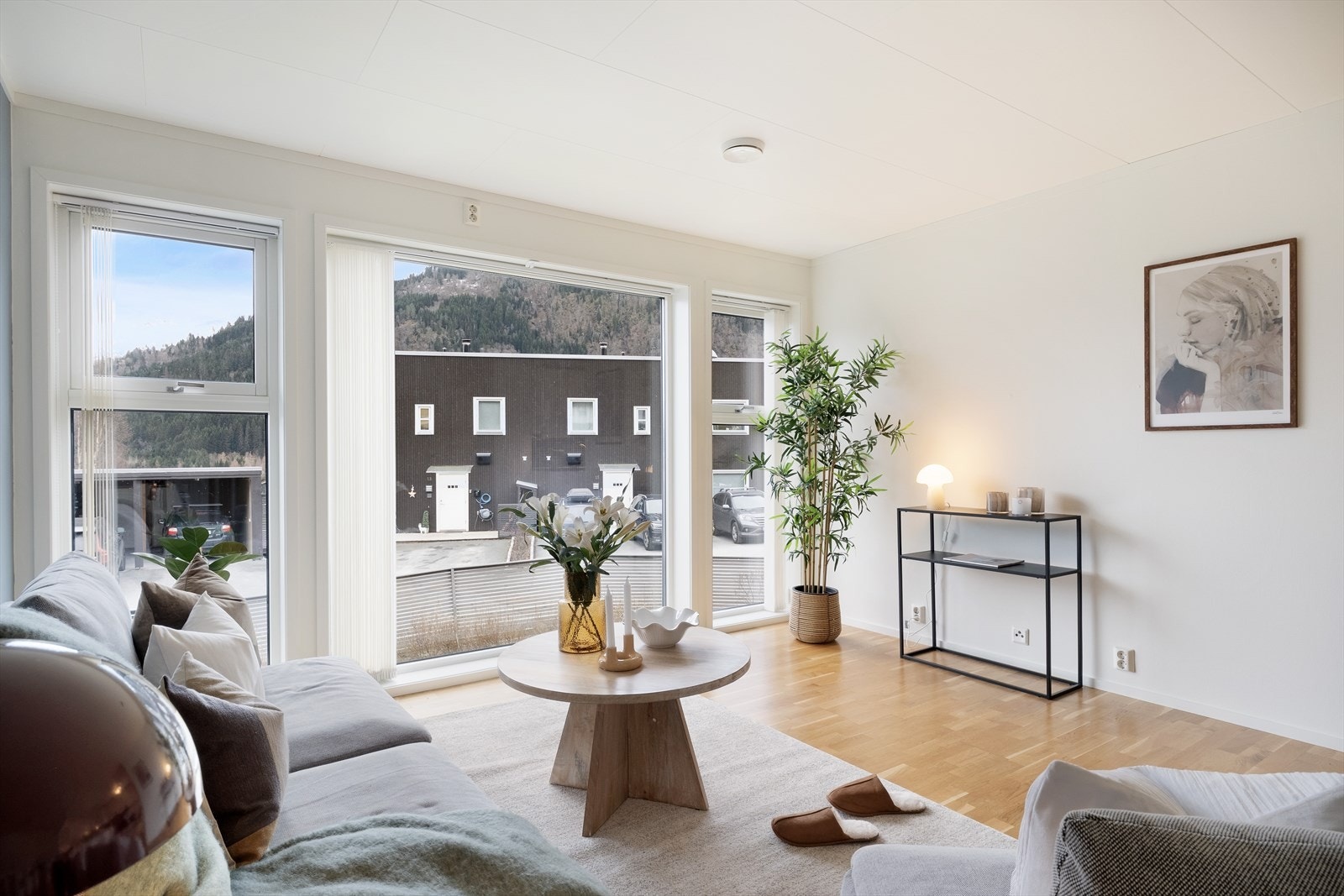 Hjartet av heimen er denne flotte stova. Det er store vindaugsflater som gjev gode lysforhold og fint utsyn. Galleribilde