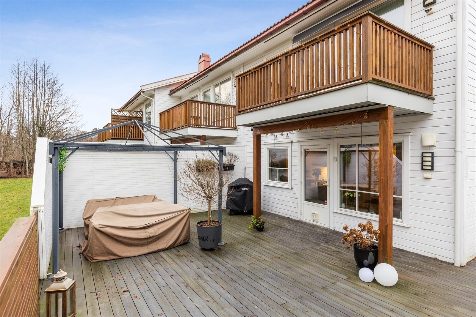 Direkte utgang fra stue til terrasse gir gode muligheter for utendørs opphold. Galleribilde