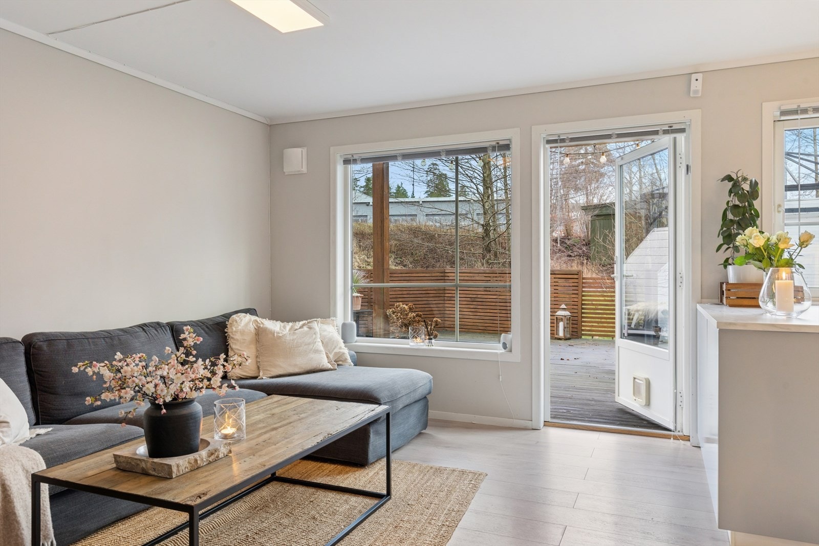 Fra stue med utgang til stor og solrik terrasse. Galleribilde