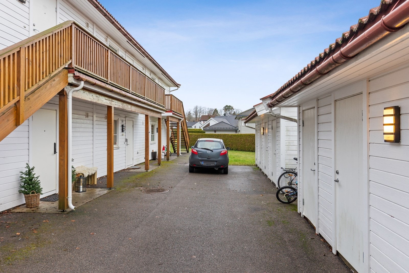 Utvendig bod og parkeringsplass gir praktisk oppbevaring og enkel parkering. Galleribilde