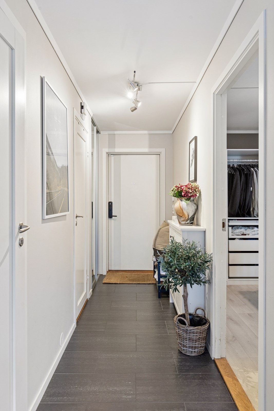 Skyvedørsgarderobe gir effektiv oppbevaringsløsning i entréen. Galleribilde