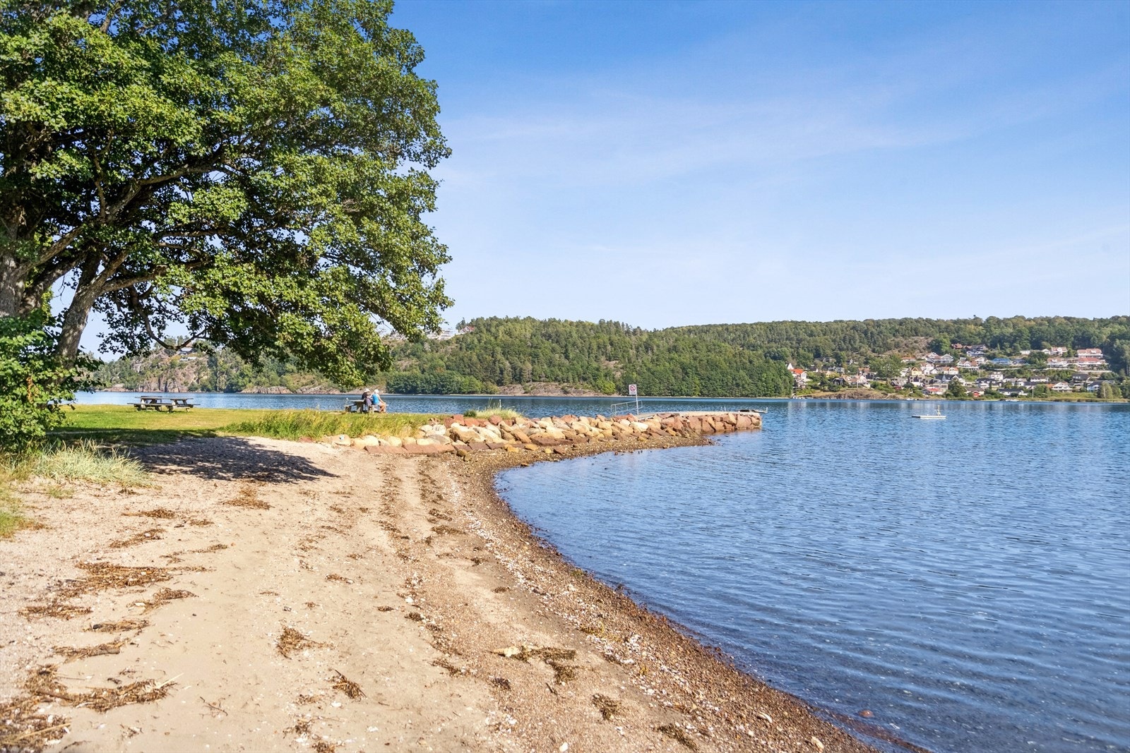 Nærhet til strandlinje med sand og utsikt over vannet med en naturskjønn beliggenhet. Grøntområde med piknikmuligheter hele sommeren. Galleribilde