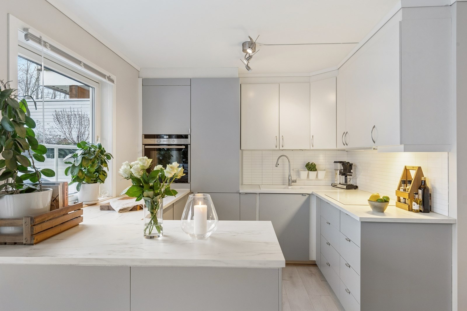 Stilrent kjøkken som har integrerte hvitevarer og laminat benkeplate for effektiv bruk. Galleribilde