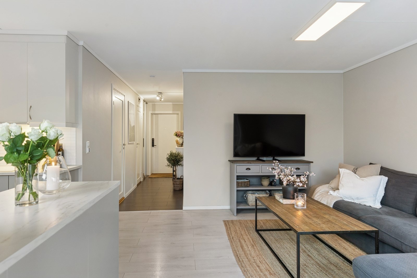 Direkte forbindelse til entréen gir en naturlig overgang mellom rommene. Galleribilde