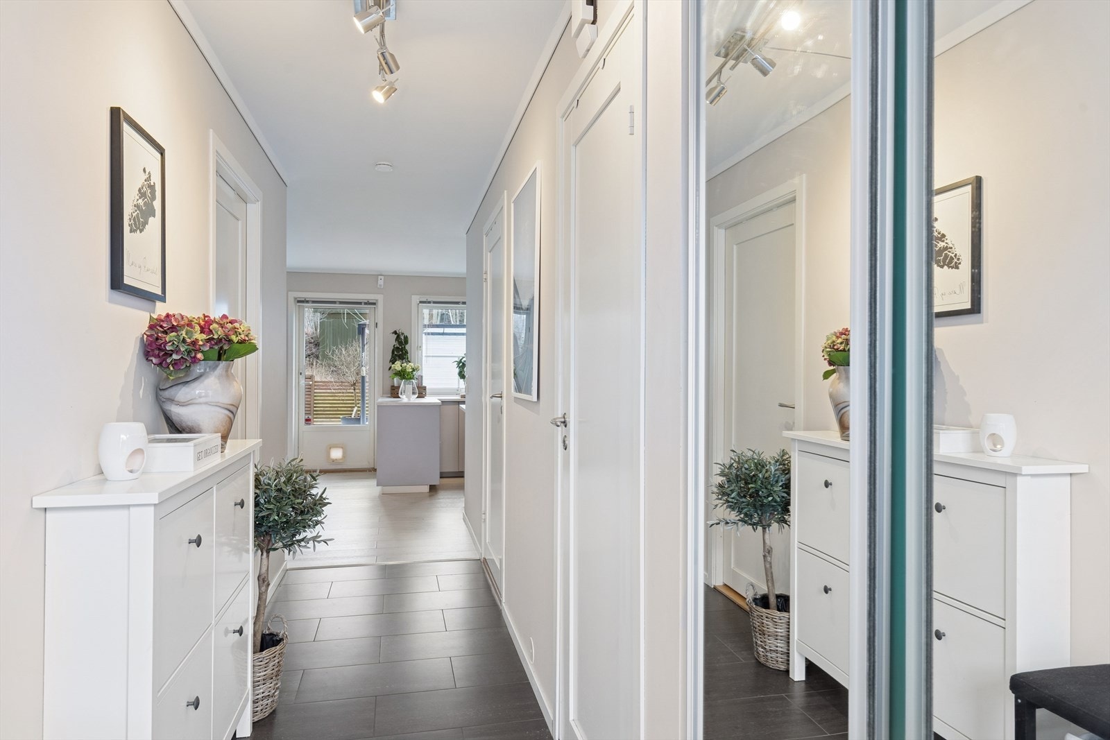 Her ønskes man velkommen inn i en i innbydende entré med speil-/skyvedørsgarderobe. Galleribilde