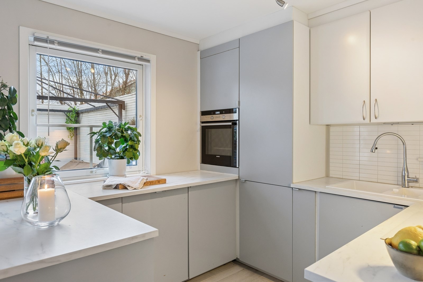 Godt med skap- og benkeplass. Galleribilde