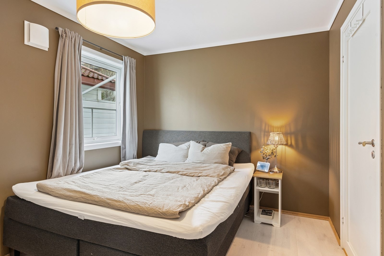 Plass til dobbeltseng og nattbord gir komfort i soverommet. Galleribilde