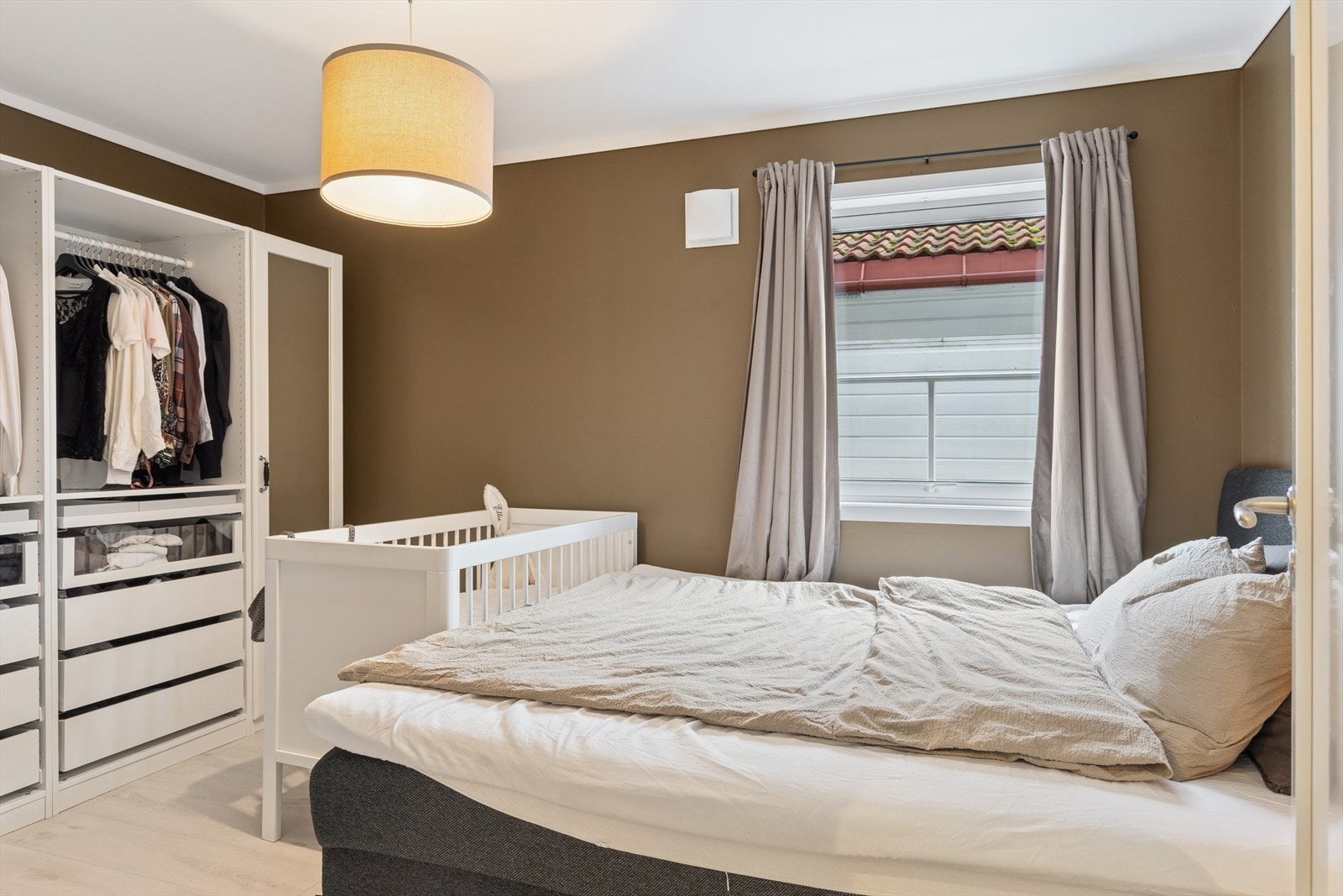 Lyst og pent soverom med god garderobeløsning. Galleribilde