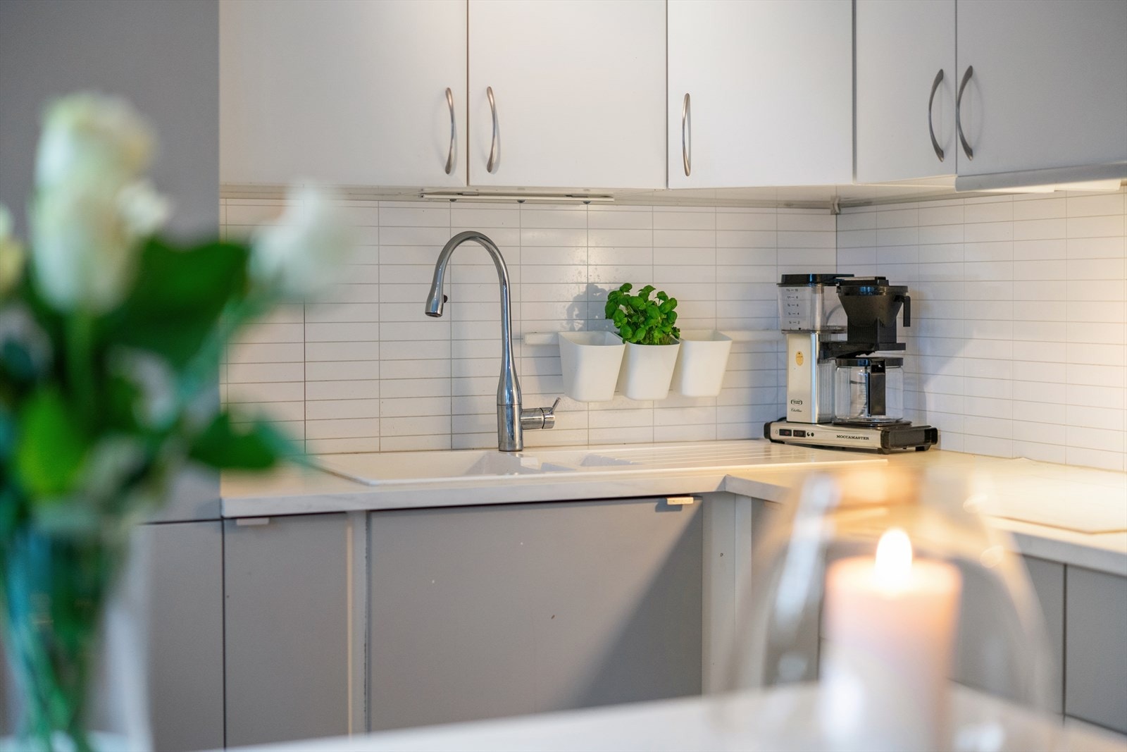 Kjøkkenet fra 2010, modernisert i 2017/18 har en innredning i malt utførelse med en benkeplate i laminat. Benkeplaten er utstyrt med et nedfelt benkebeslag med to kummer. Galleribilde