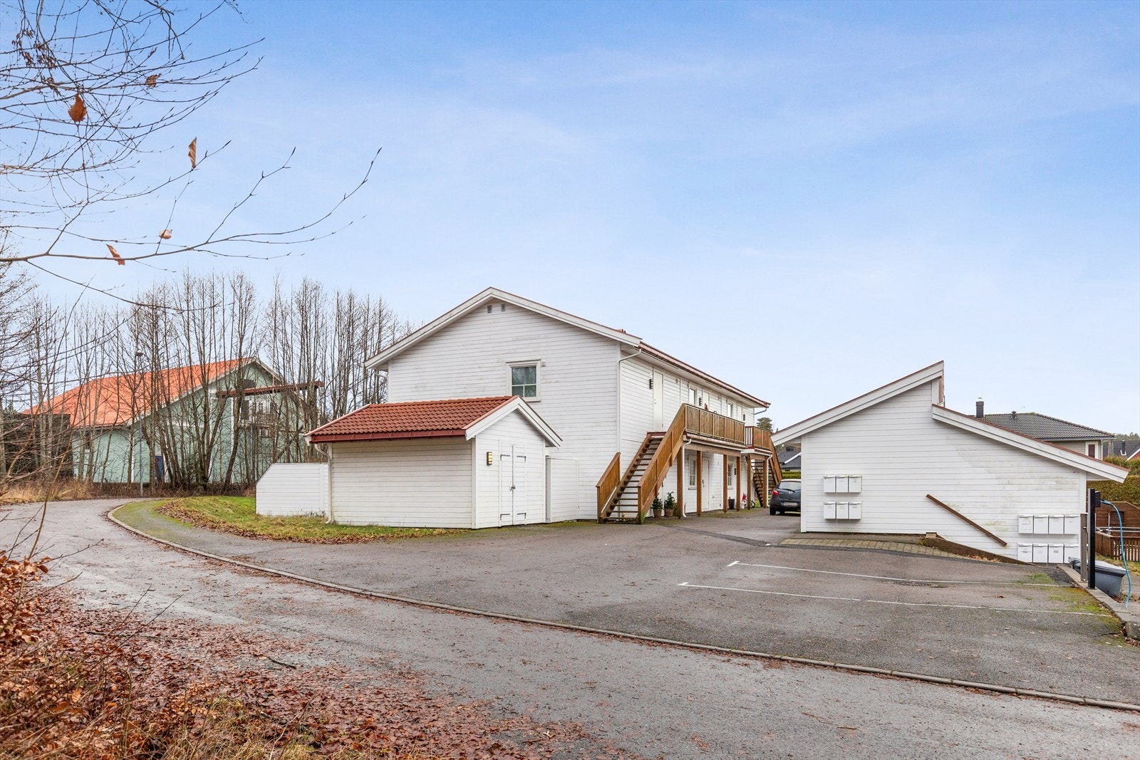 Flermannsbolig oppført i tre med støpt betonggrunn fra 2010, med tilhørende redskapsbod. Galleribilde