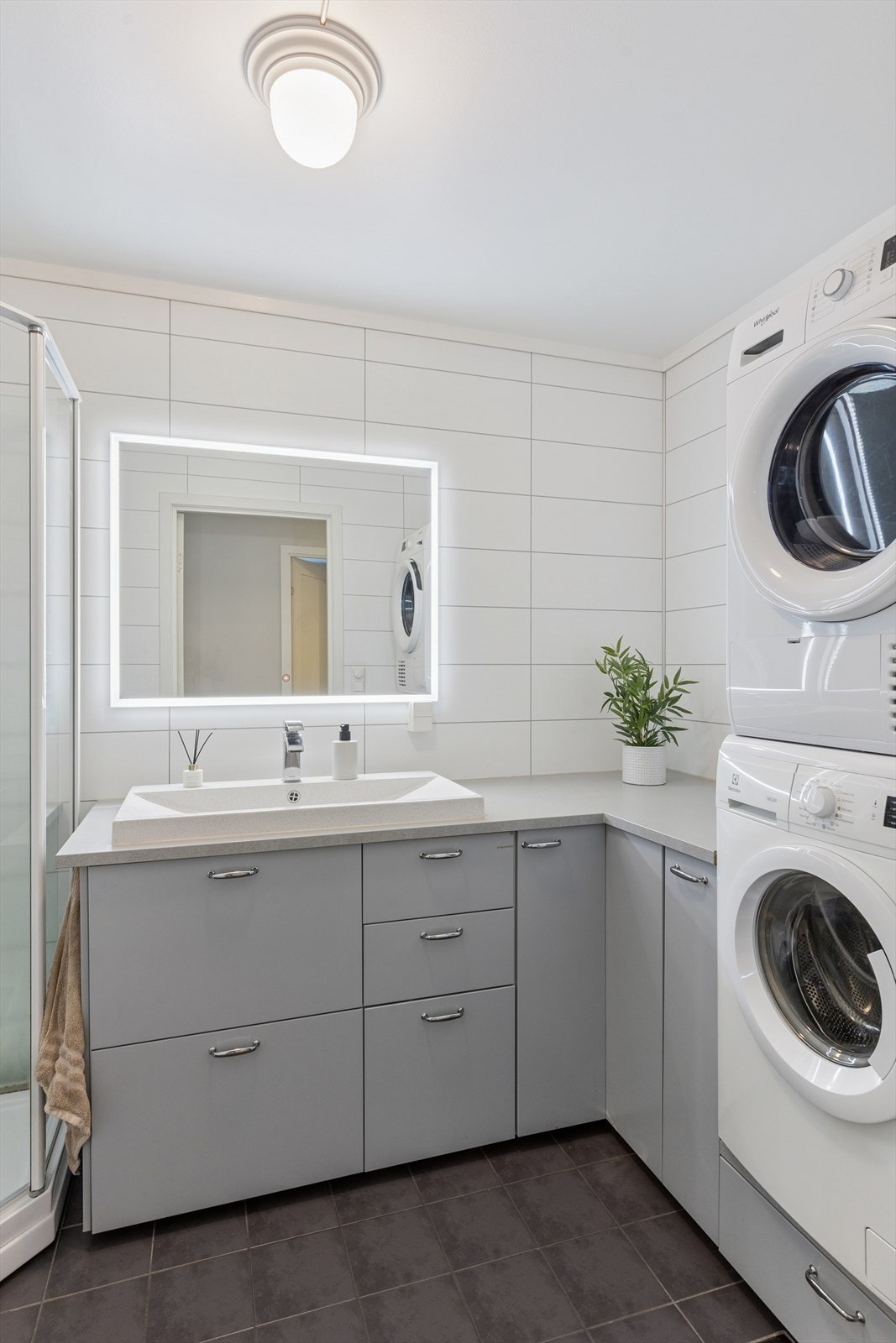 Plass til vaskemaskin og tørketrommel gir effektiv utnyttelse av rommet. Galleribilde