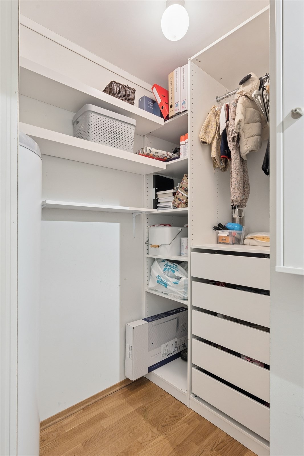 Effektiv oppbevaringsløsning med hyller og skuffer gir god plass til organisering. Galleribilde