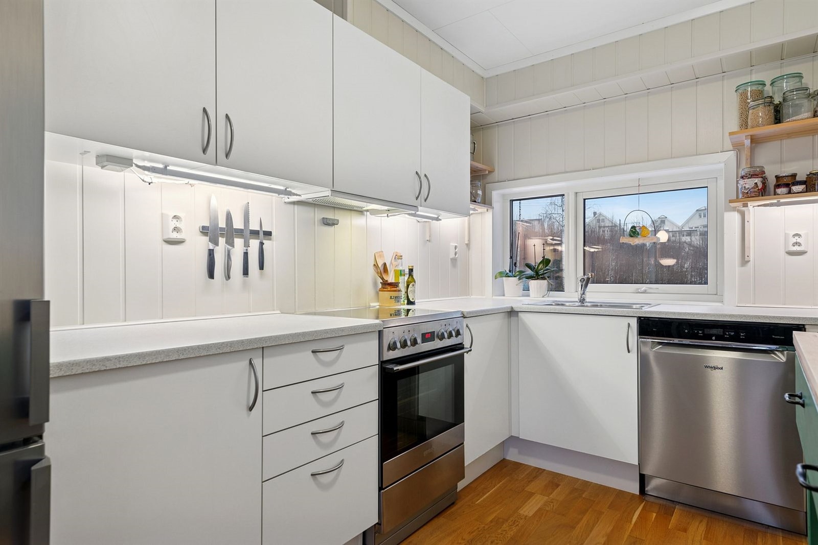 Belysning under overskapene gir gode arbeidsforhold på kjøkkenbenken. Galleribilde