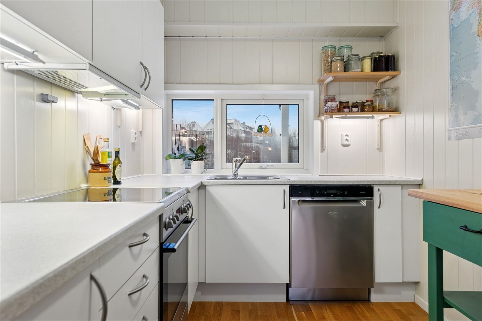 Det er tilrettelagt for frittstående hvitevarer, og komfyrvakt er montert for ekstra trygghet. Galleribilde