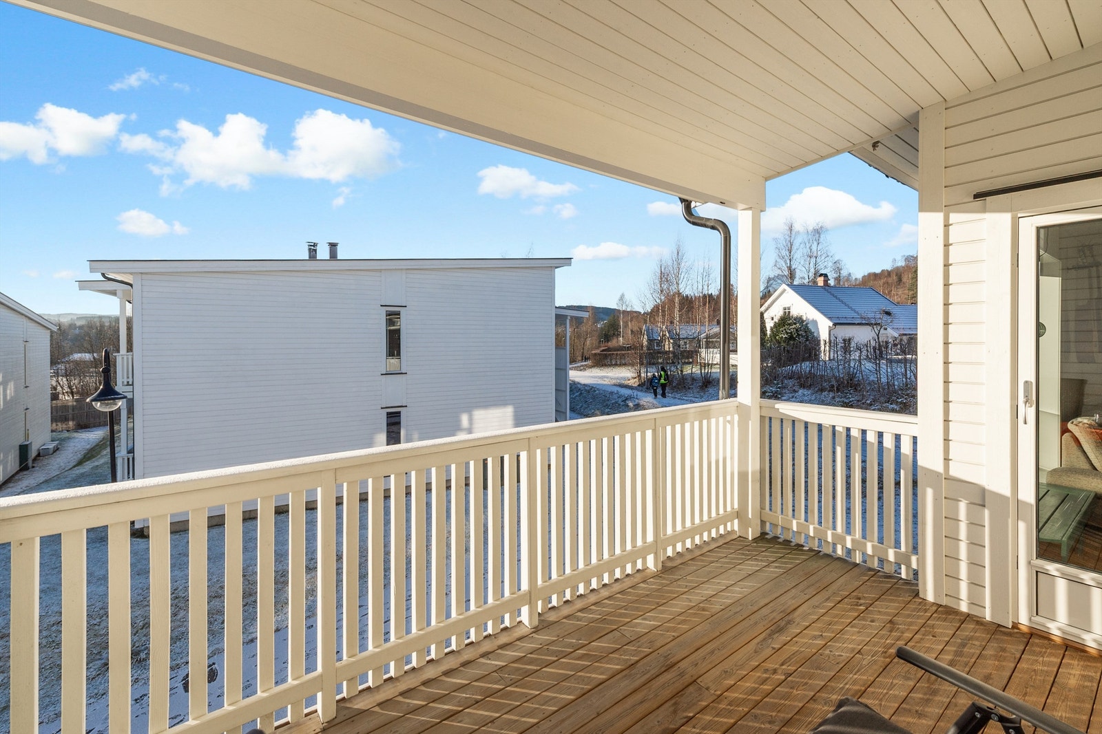 Fra stuen er det utgang til en overbygget, sørvestvendt veranda på 9 m². Galleribilde