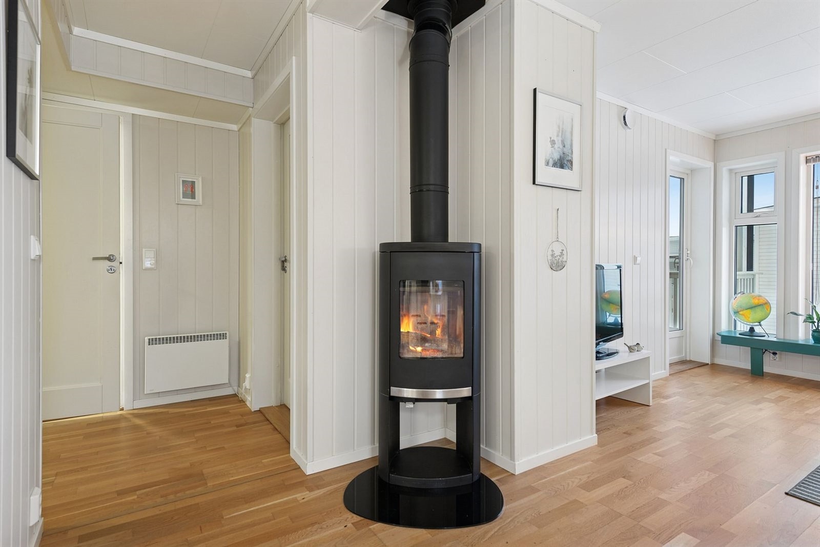 Vedovnen i stuen gir både effektiv varme og en lun atmosfære. Galleribilde