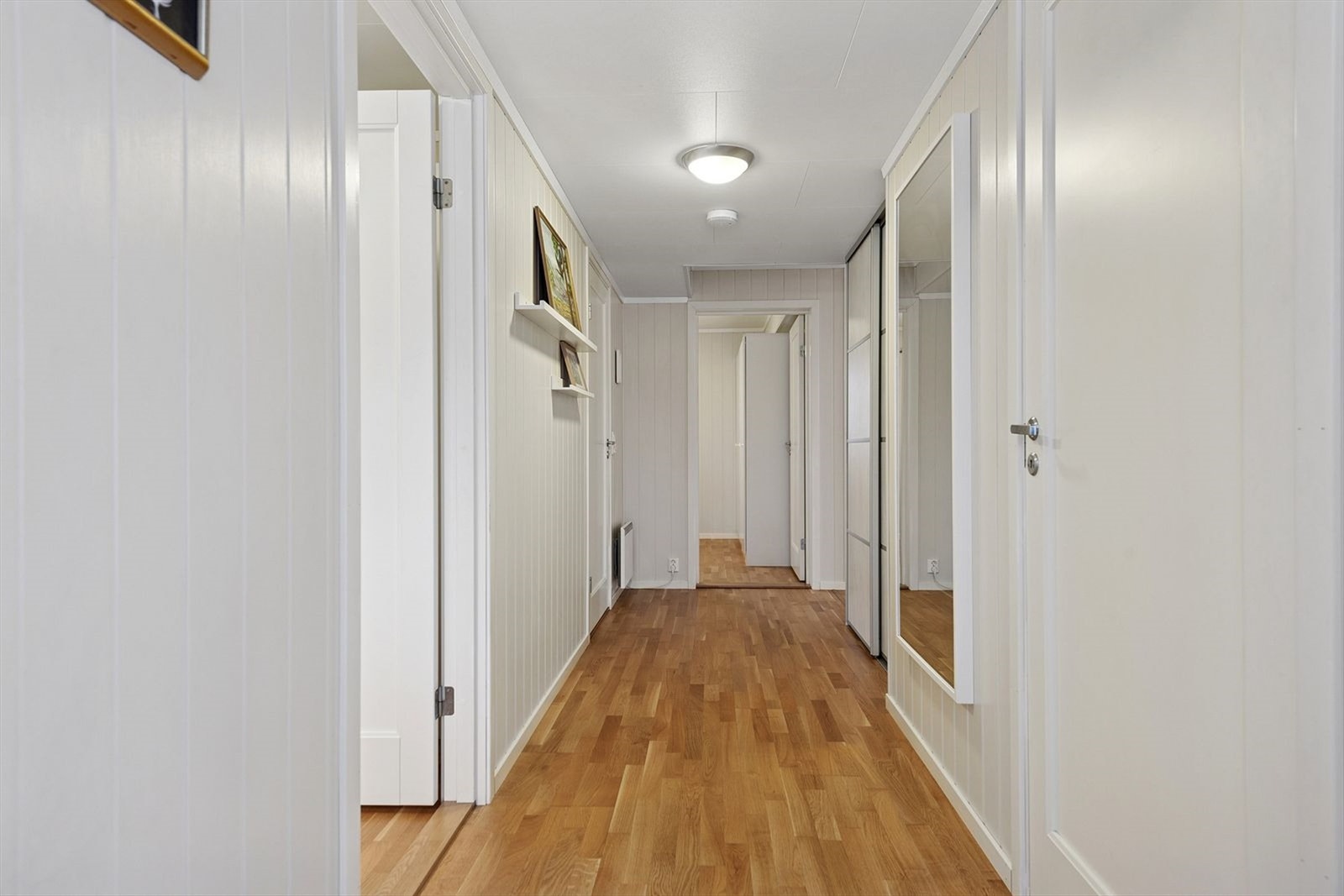 Gangen binder rommene sammen og har gjennomgående parkett som i resten av leiligheten. Galleribilde