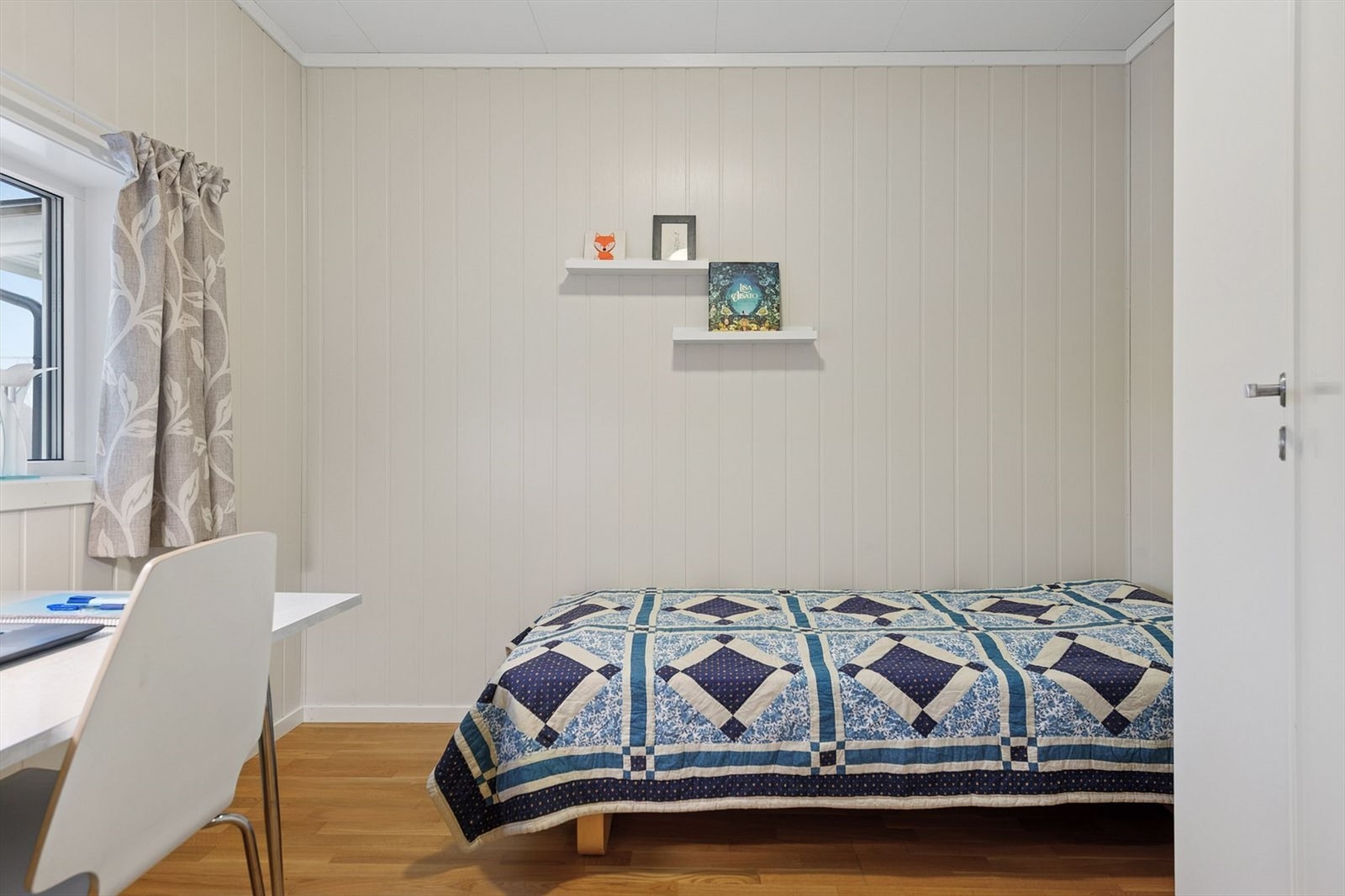 Begge soverommene har parkett på gulv og lyse panelplater på veggene. Galleribilde