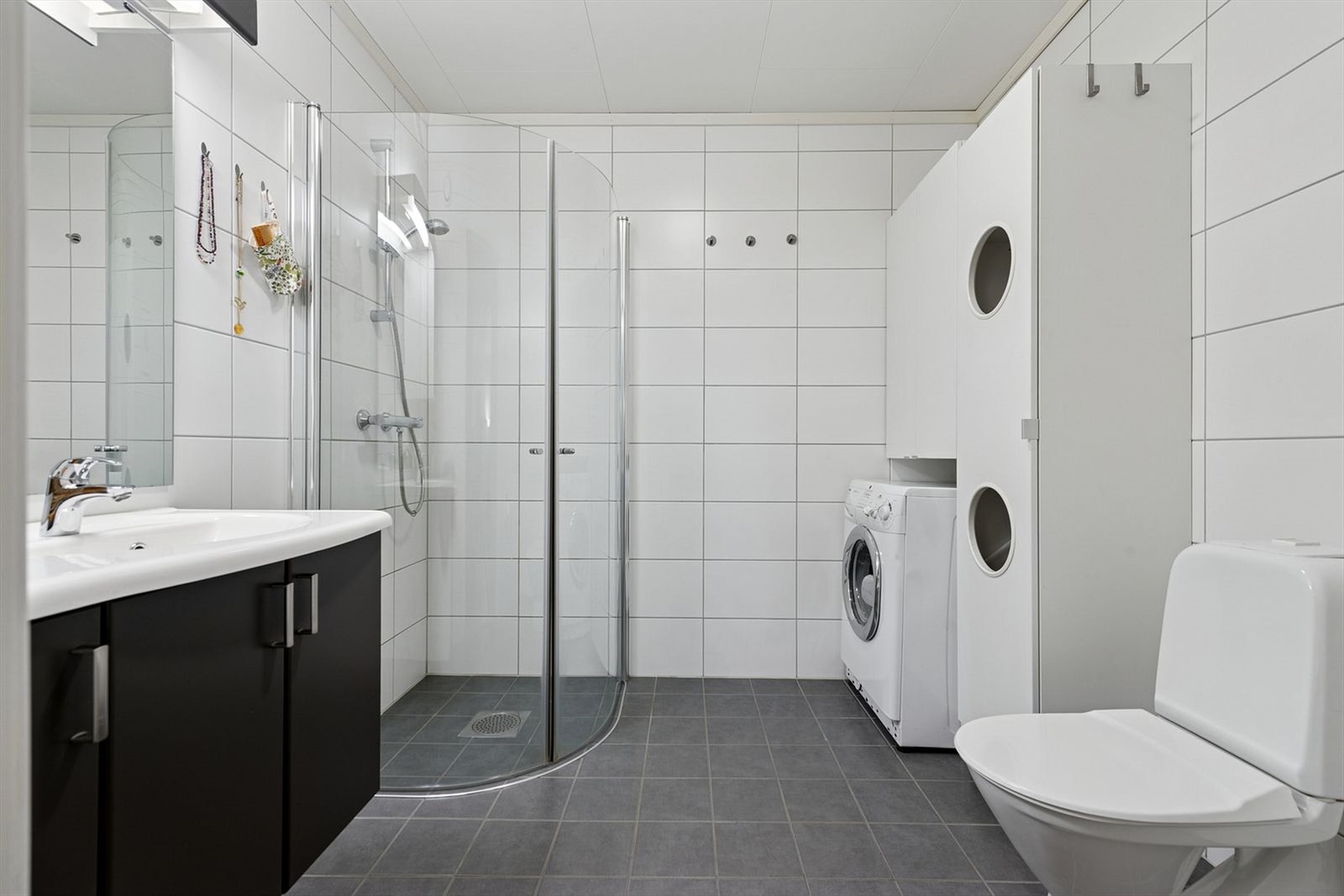 Badet har elektrisk gulvvarme for økt komfort, samt opplegg for vaskemaskin. Galleribilde