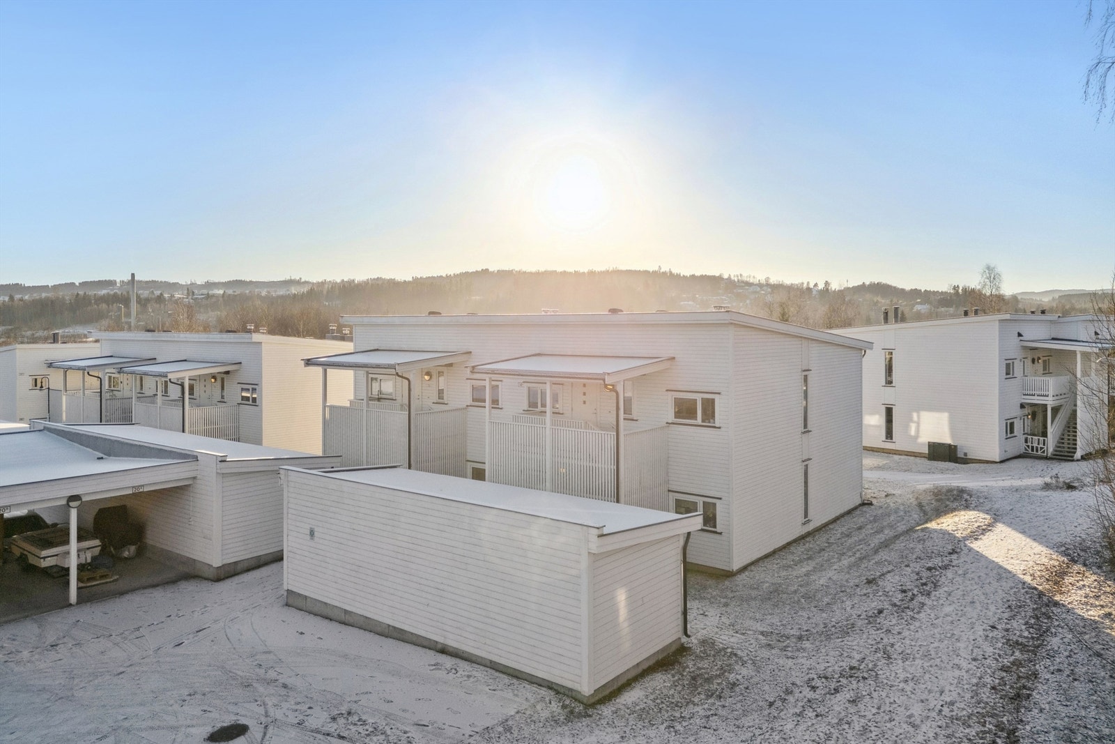 Eiendommen ligger i et etablert og barnevennlig boligområde med kort vei til skoler og barnehager. Galleribilde