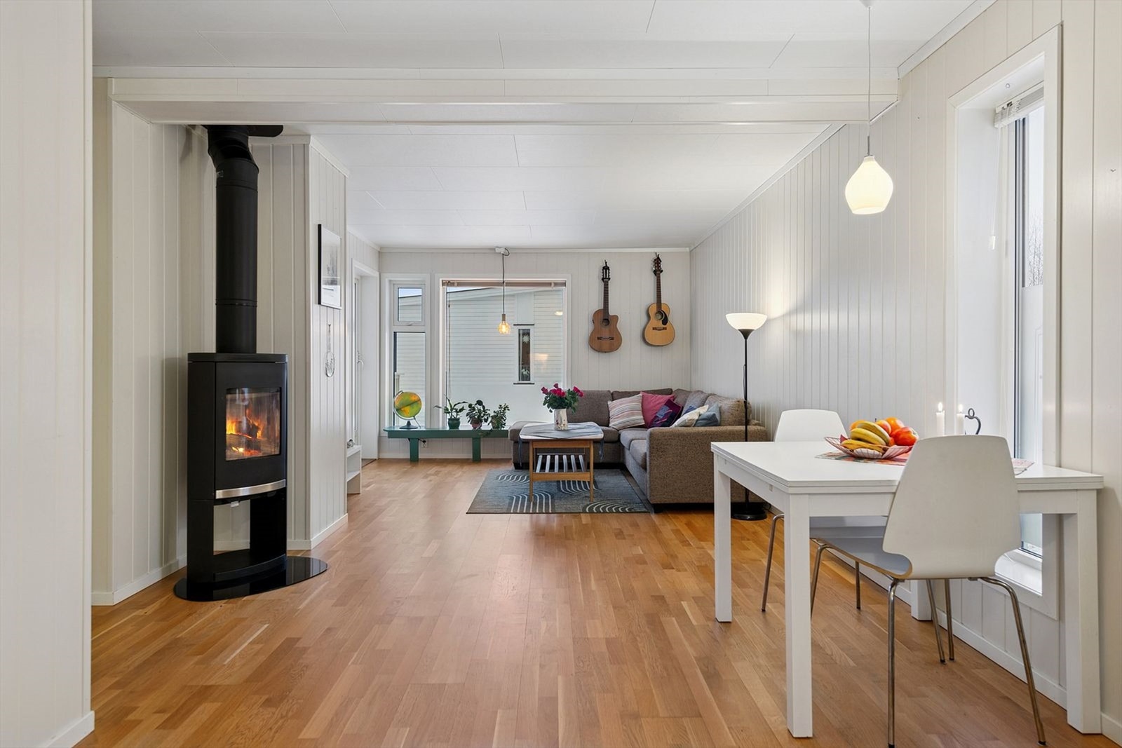 Den åpne løsningen gir en god romfølelse og fleksibilitet for møblering av spise- og sofagruppe. Galleribilde