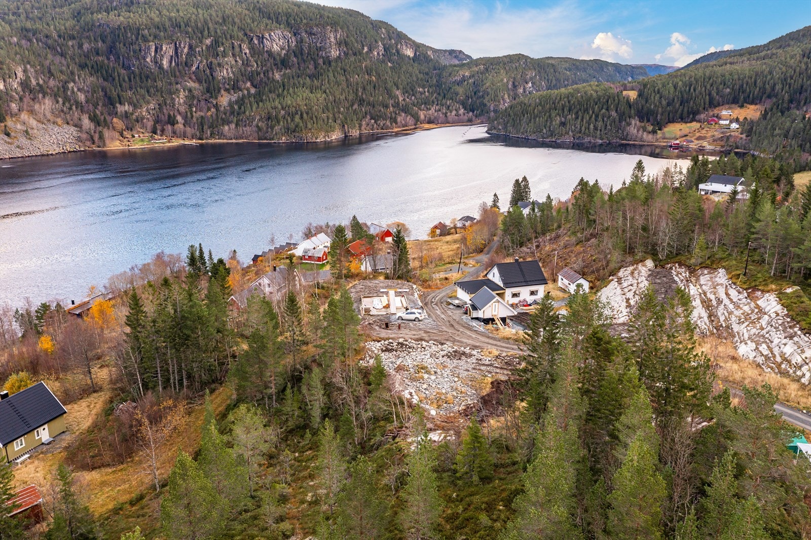 Velkommen til Småvikan! Heimdal Eiendomsmegling v/Frode Drazkowski har gleden av å presentere et flott tomteområde med tilhørende sjøtomt. Galleribilde