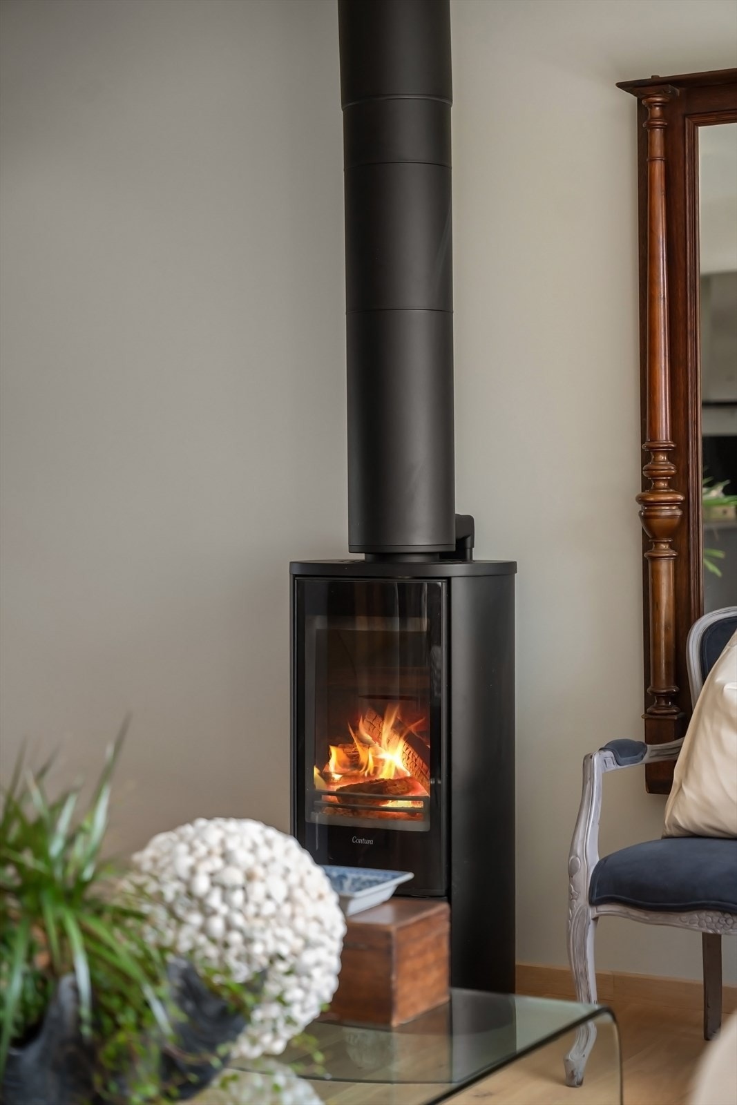 Koselig peis i stuen som gir både varme og hygge Galleribilde