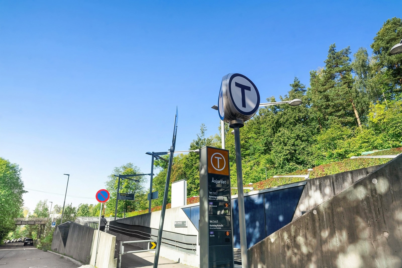 Ca. 500 meter i nordlig retning har du tilgang på "Åsjordet" T-bane med linje 3 Galleribilde