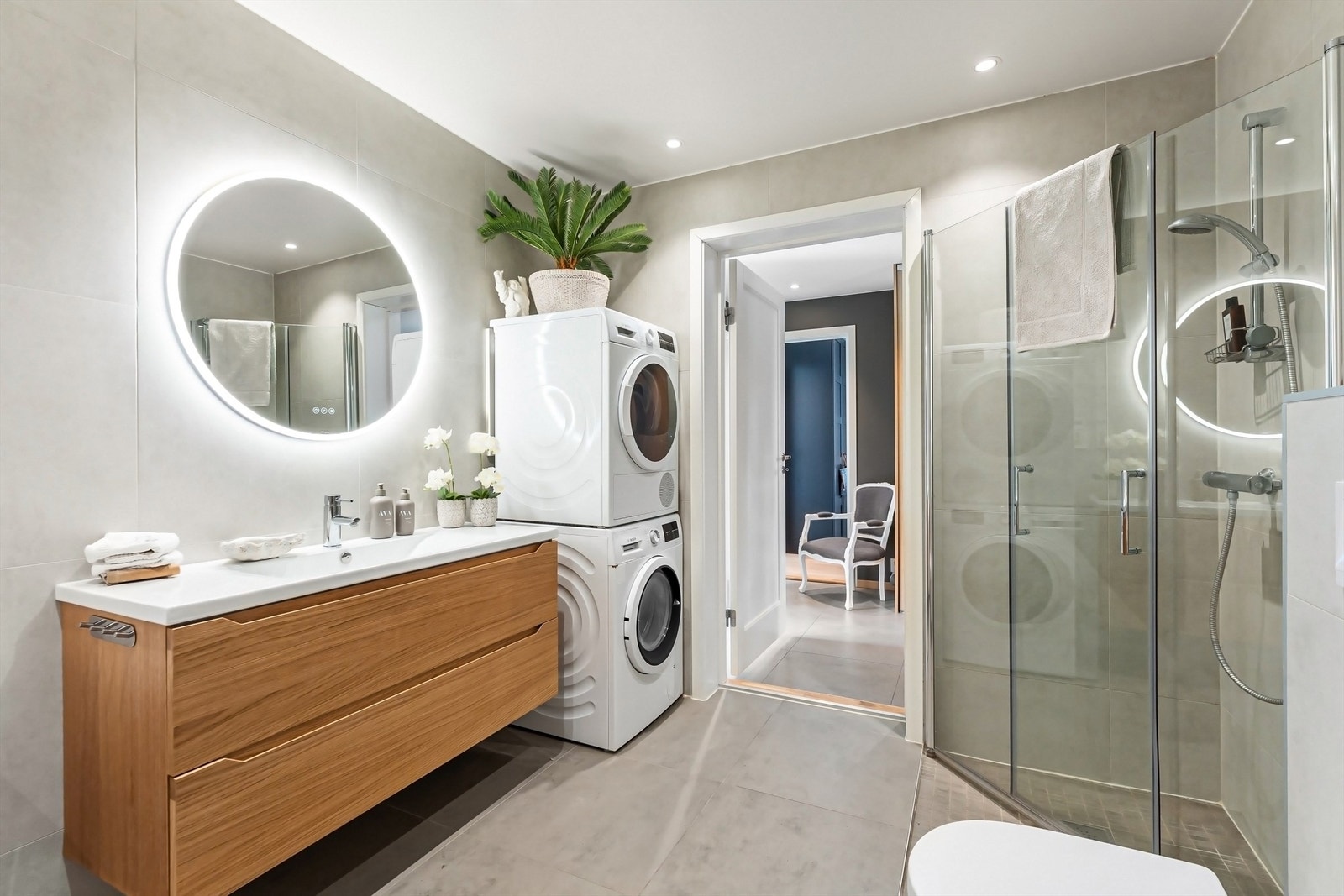 Badet har også et praktisk dusjhjørne Galleribilde