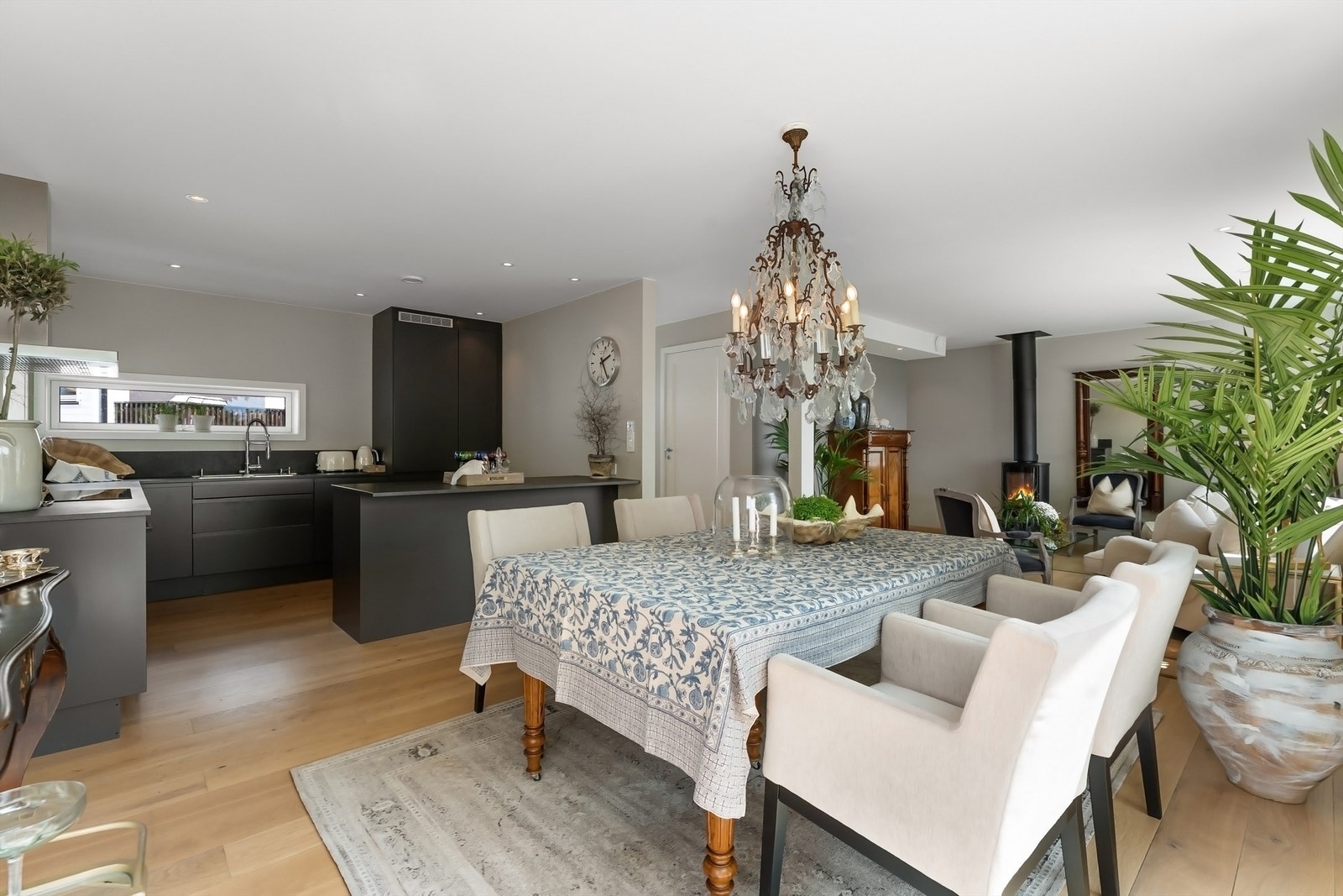 Den åpne kjøkkenløsningen gjør rommet meget sosialt og hyggelig Galleribilde