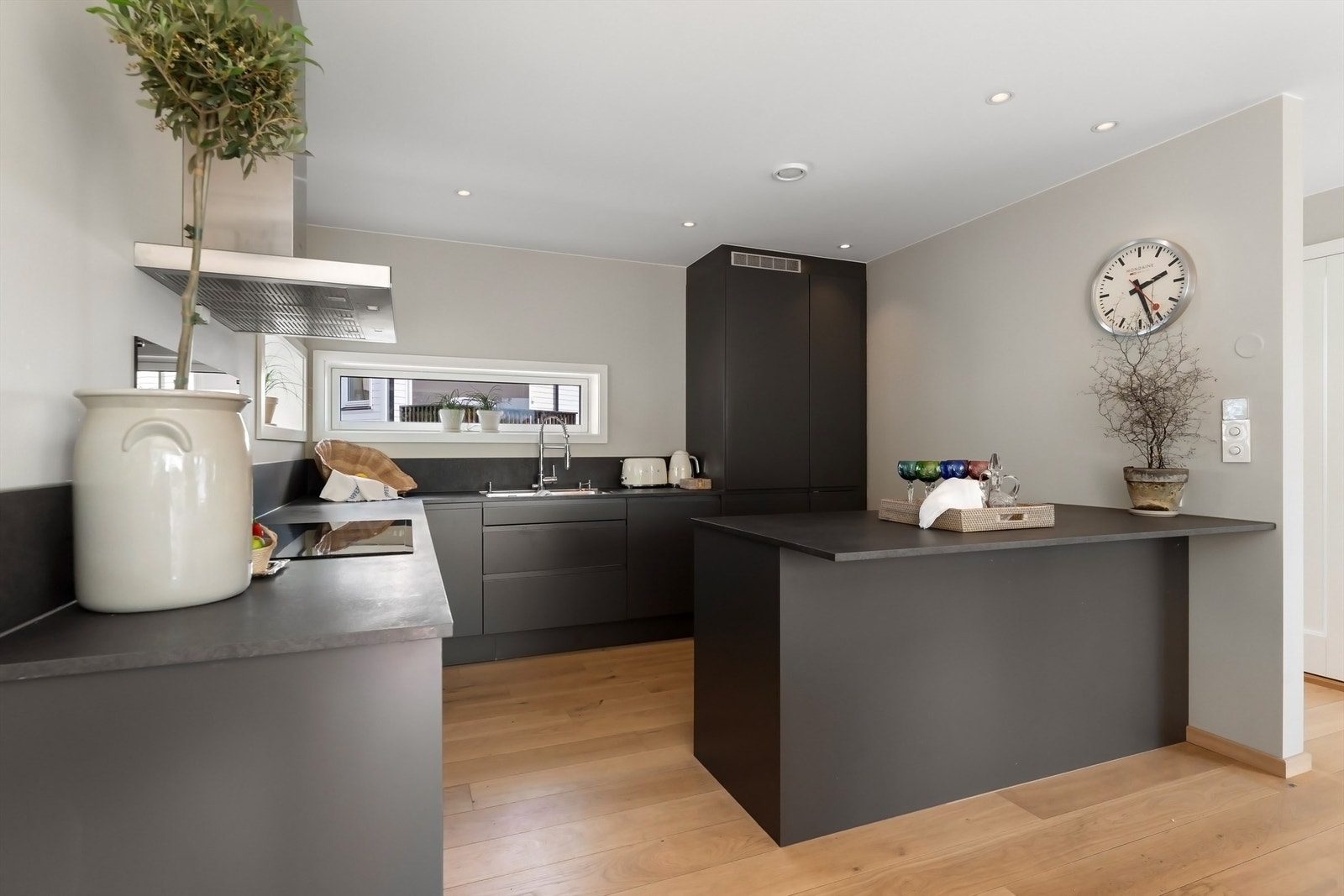 Stilrent Sigdal-kjøkken med glatte fronter Galleribilde