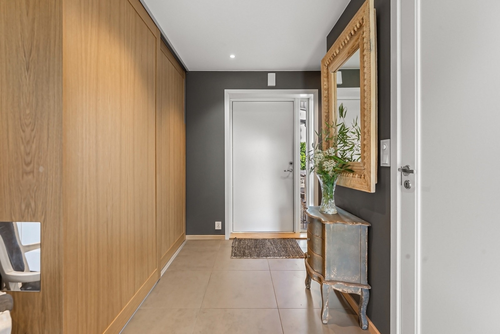 Velkommen inn til en romslig gang med gode oppbevaringsmuligheter Galleribilde