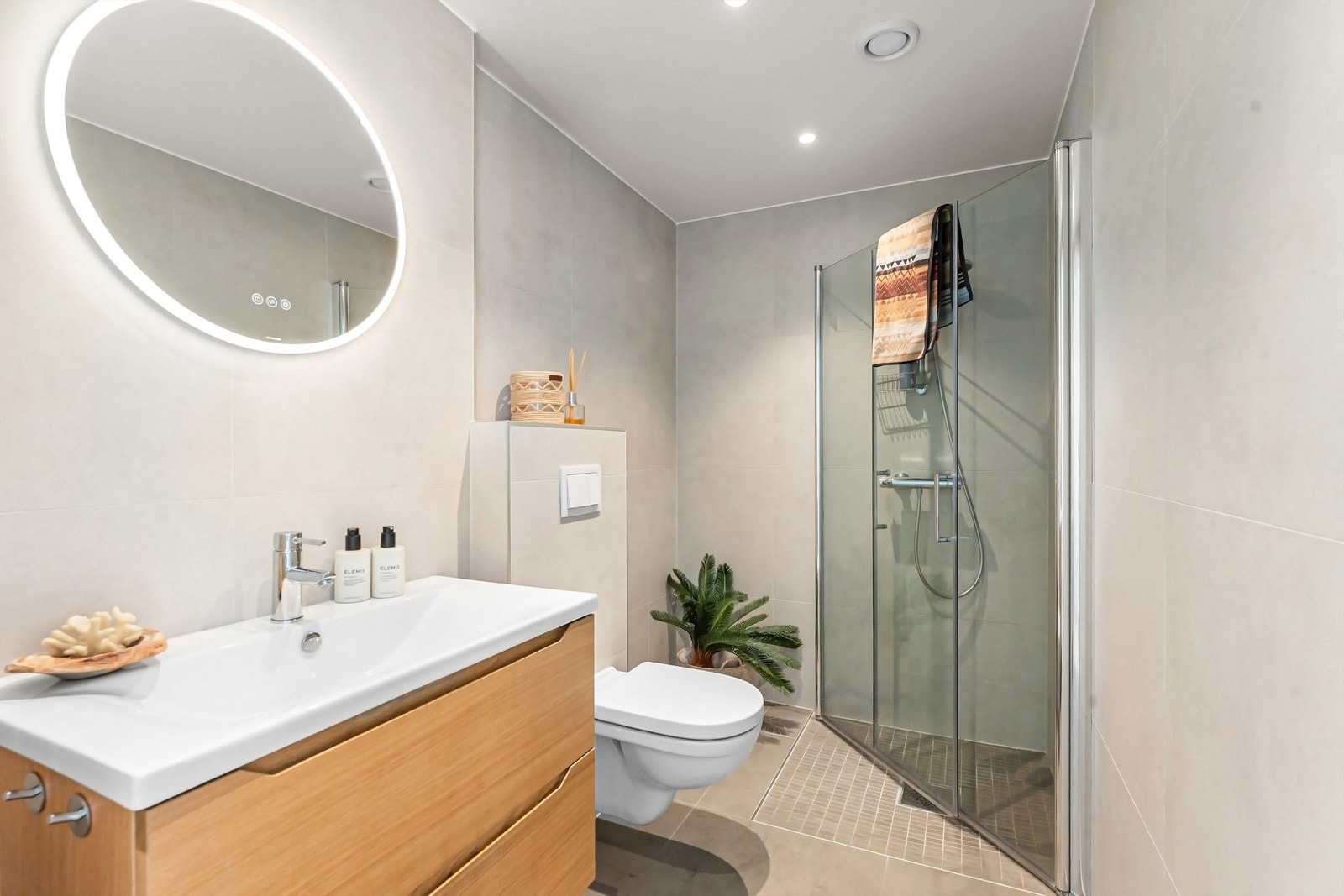 Lekkert flislagt baderom i 2. etasje Galleribilde