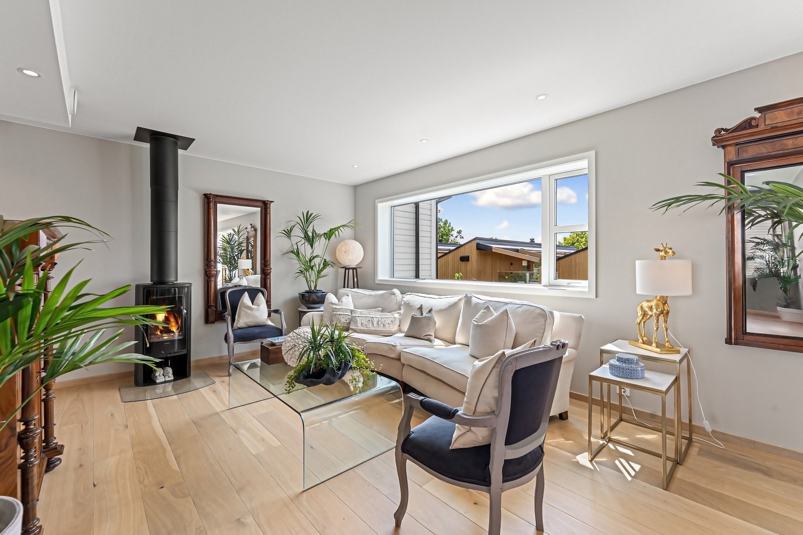 I boligens andre etasje finner du er lys og hyggelig stue med åpen kjøkkenløsning, samt baderom Galleribilde