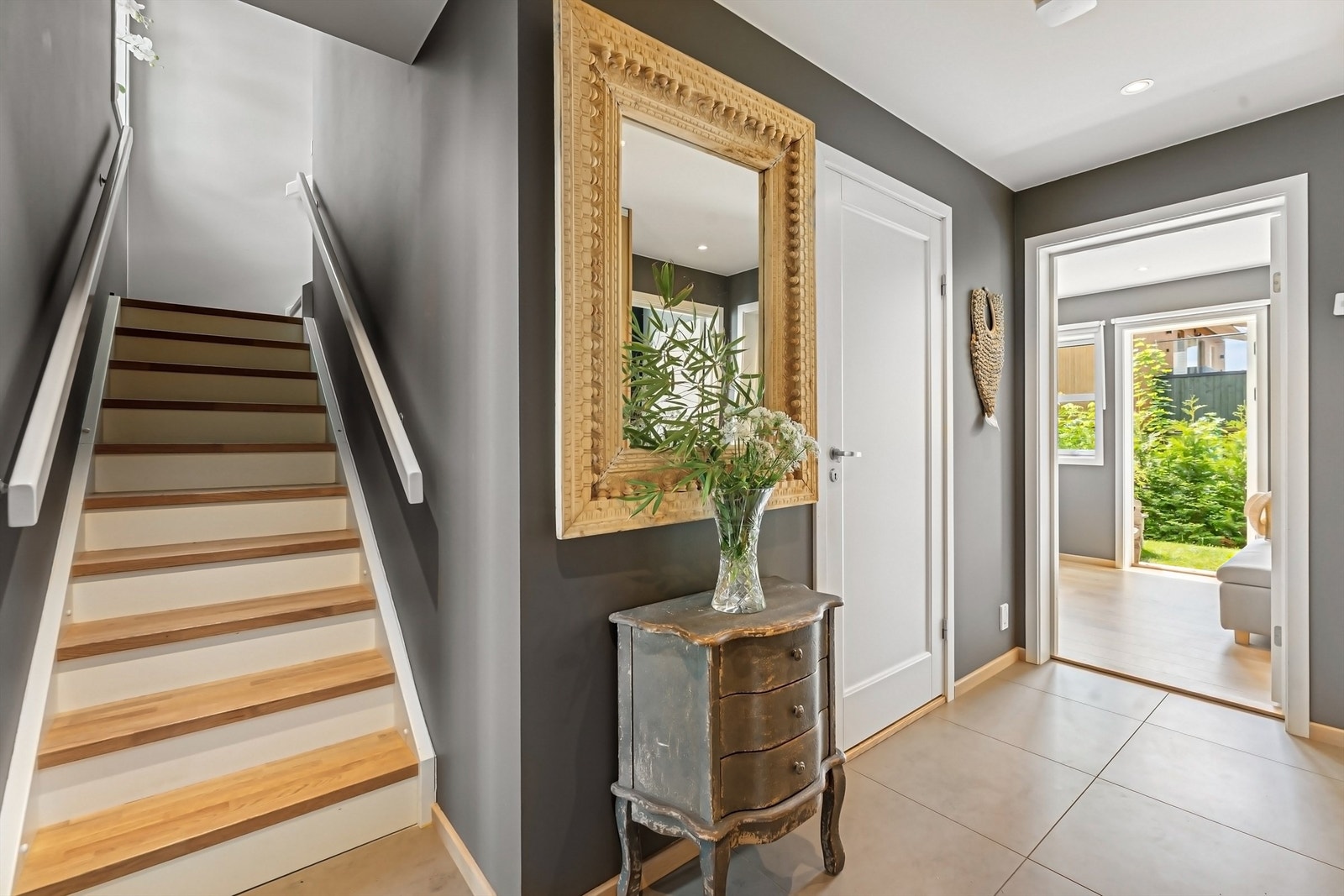 Ned i boligens 1. etasje har vi soveromsavdelingen, baderom og entré Galleribilde