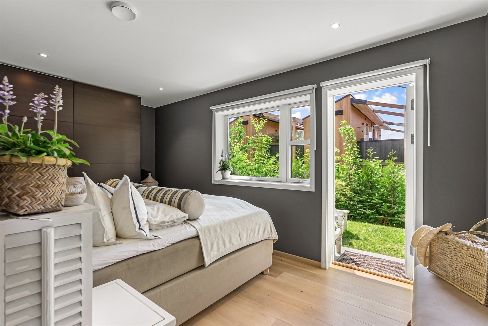 Hovedsoverommet har for øvrig direkte utgang til en hyggelig uteplass Galleribilde