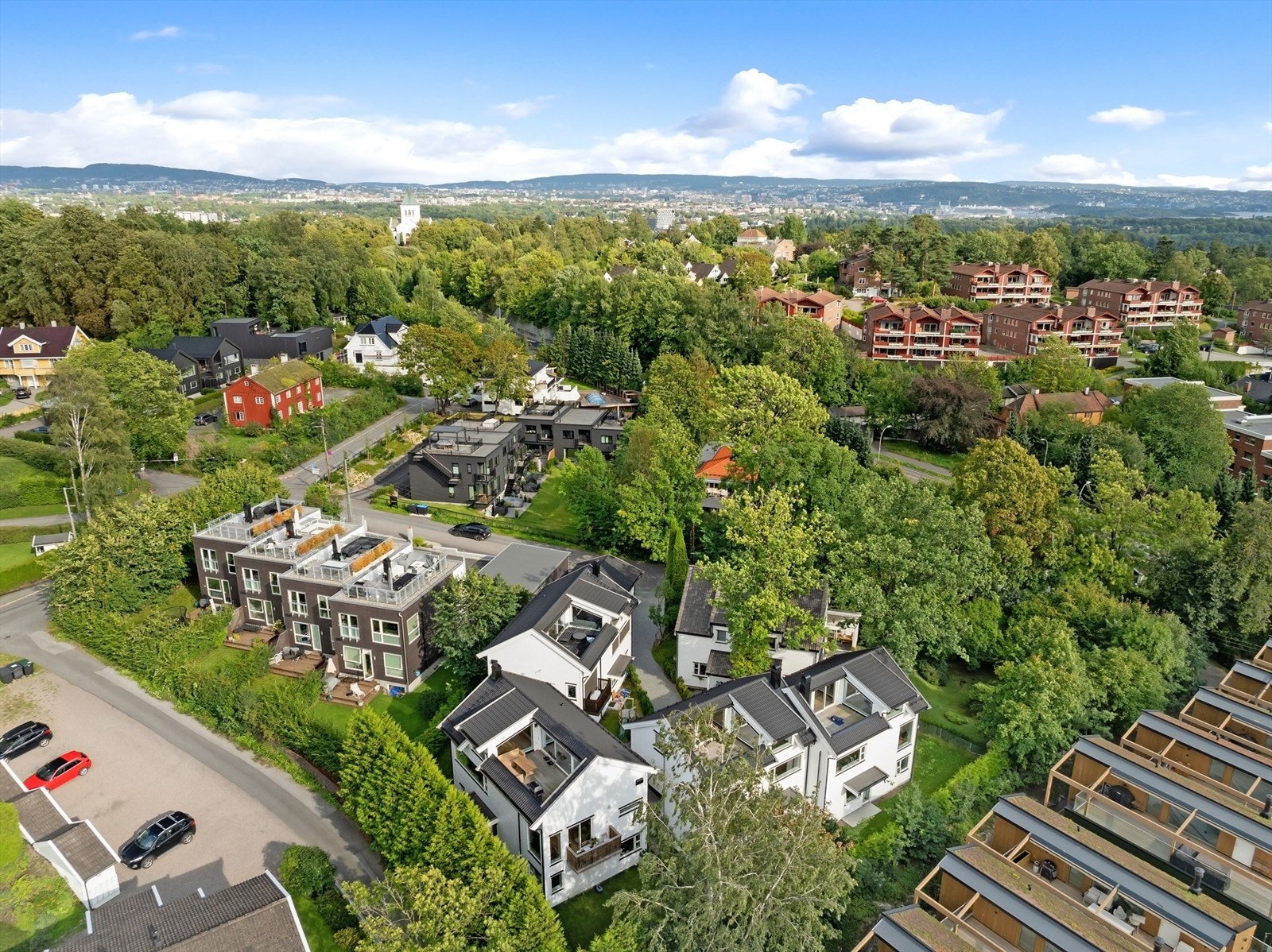 Boligen er flott beliggende i et rolig og barnevennlig område på Ullern, med kort gangavstand til T-bane, buss, butikker, kaféer, restauranter, turområder, barnehager og skole Galleribilde