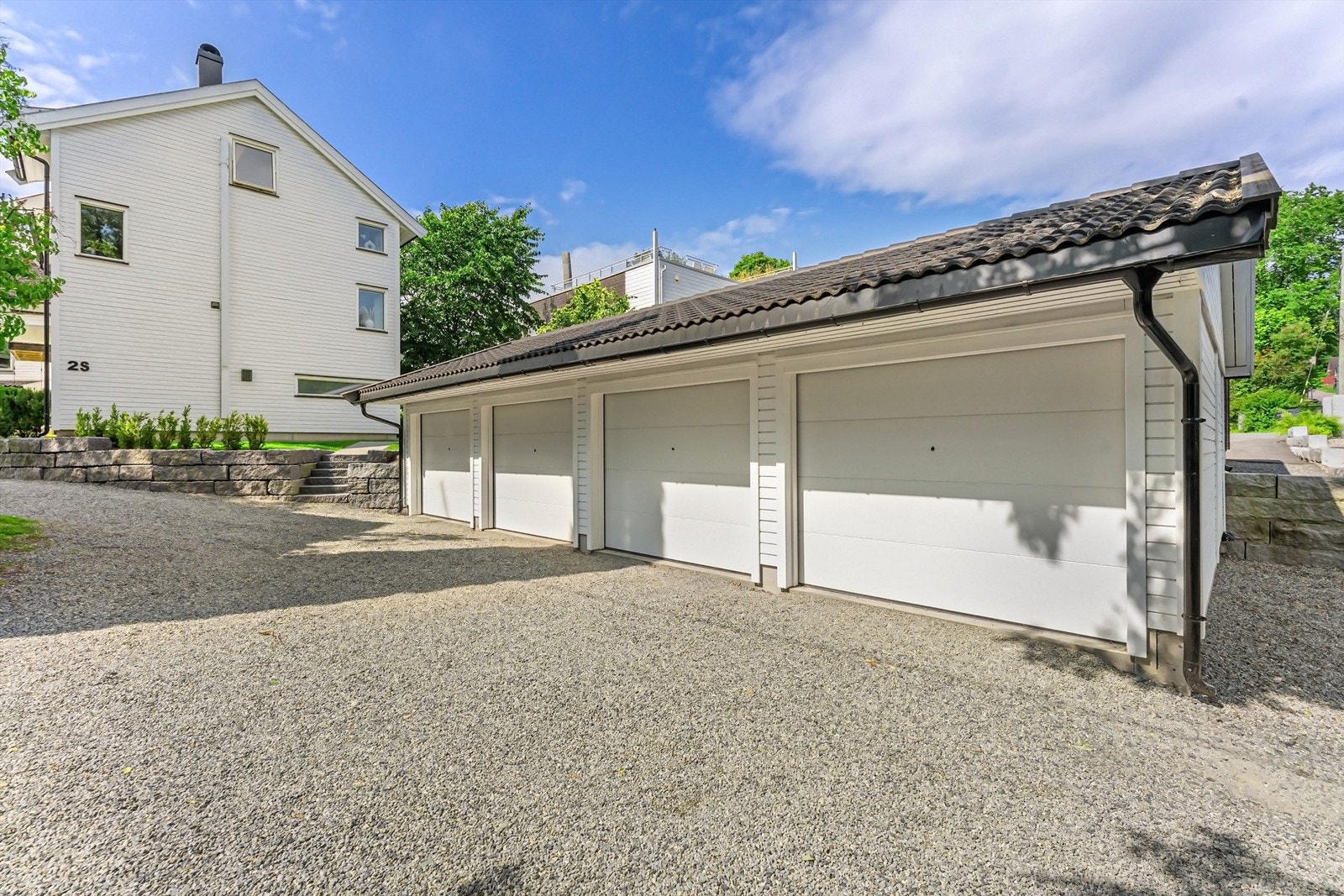 Parkering for én bil i garasjerekke Galleribilde